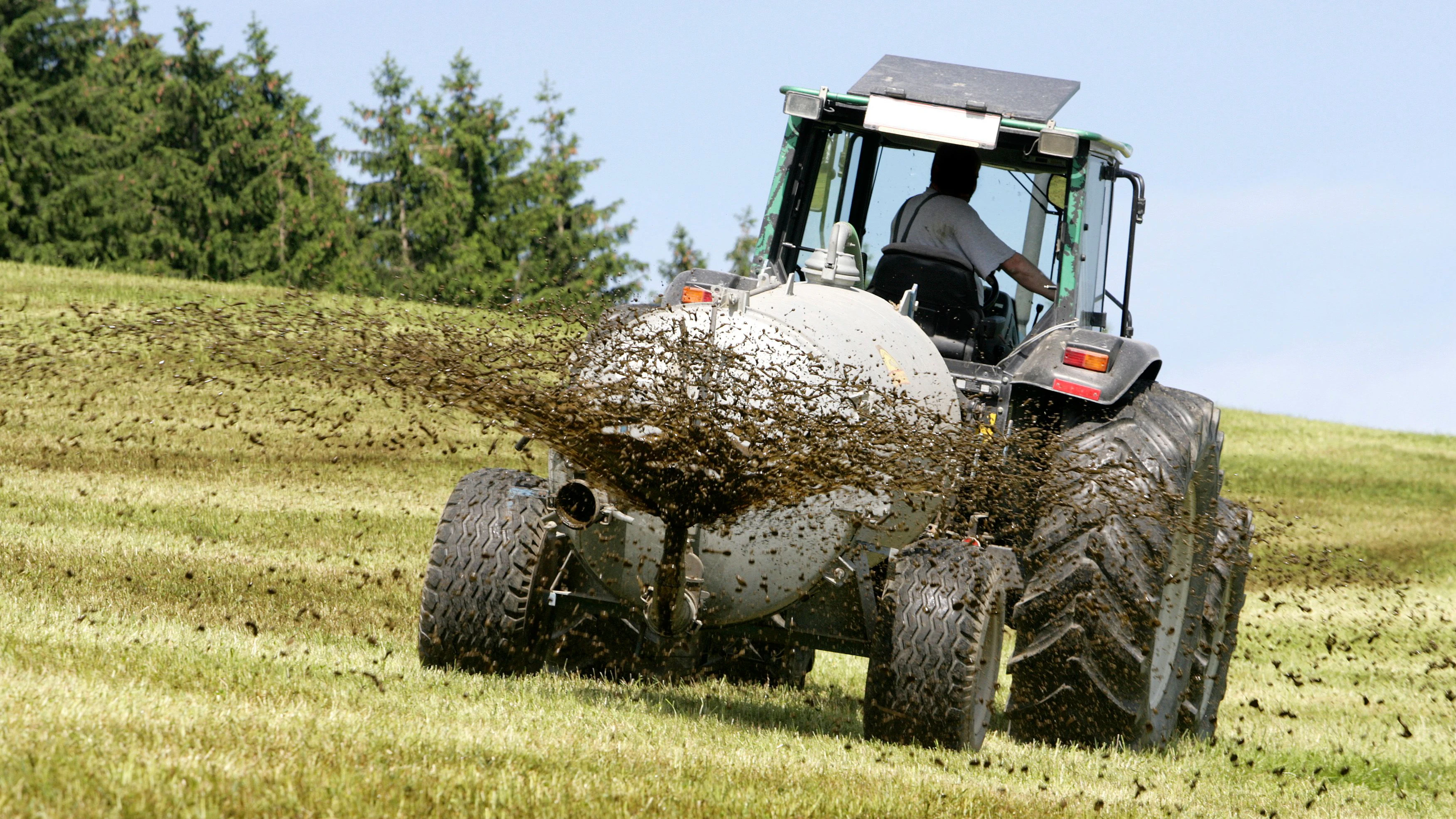 Ein Traktor mit einem Güllefass.