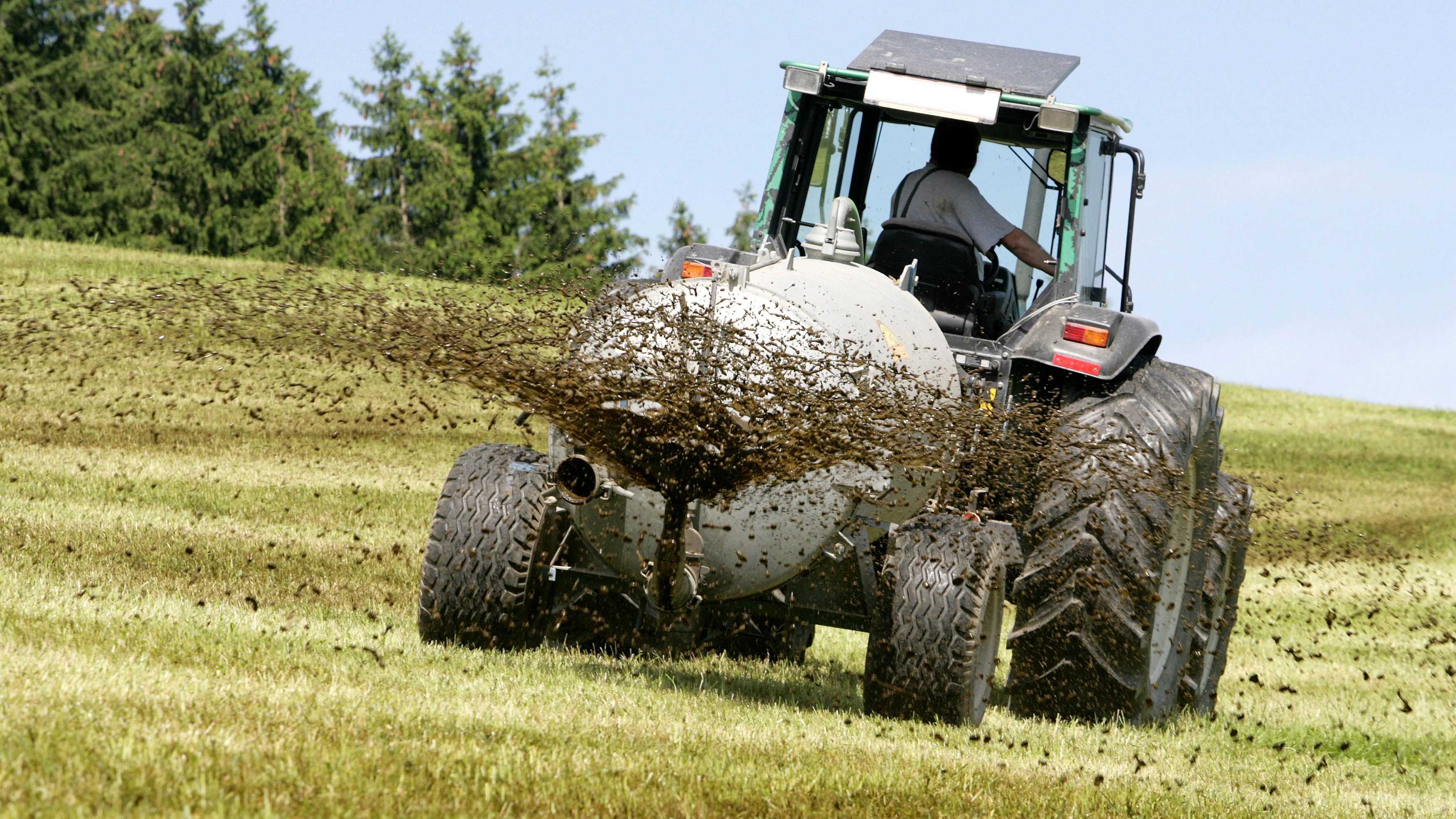 Ein Traktor mit einem Güllefass.