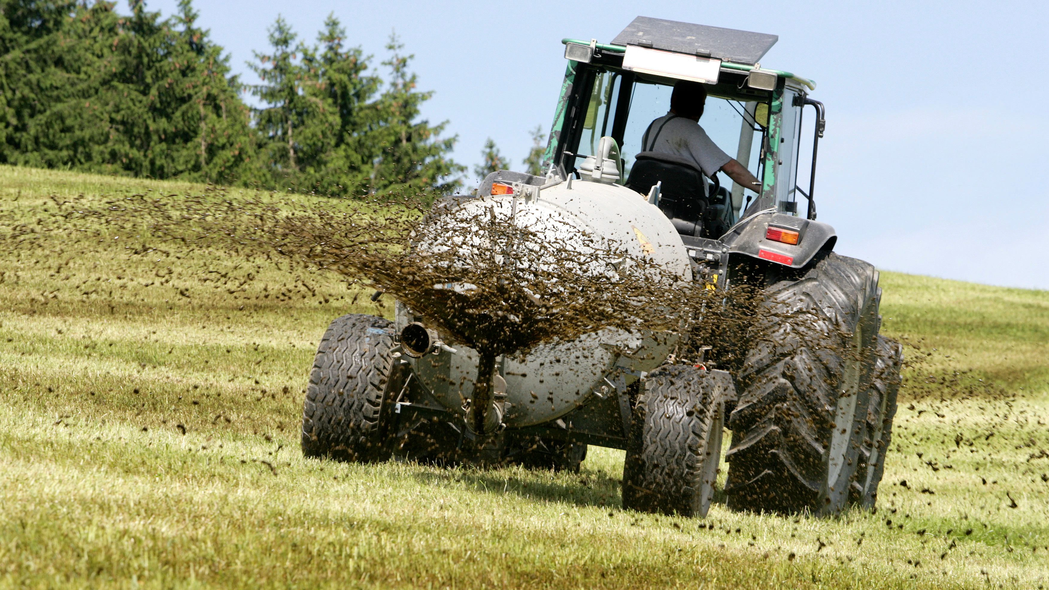 Ein Traktor mit einem Güllefass.