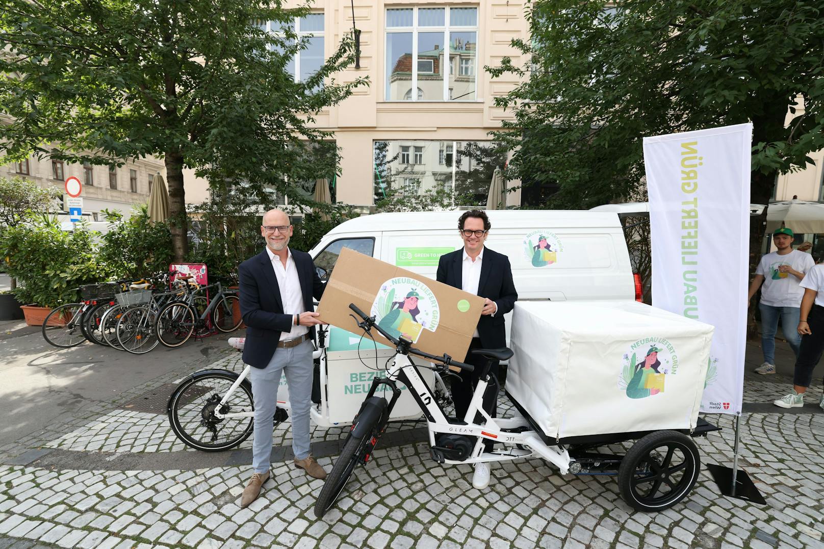 "In Neubau beginnt eine neue Zeitrechnung in Sachen Paketzustellung", freuen sich Michael Punzet ("Green To Home", l.) und Bezirkschef Markus Reiter (Grüne, r.).