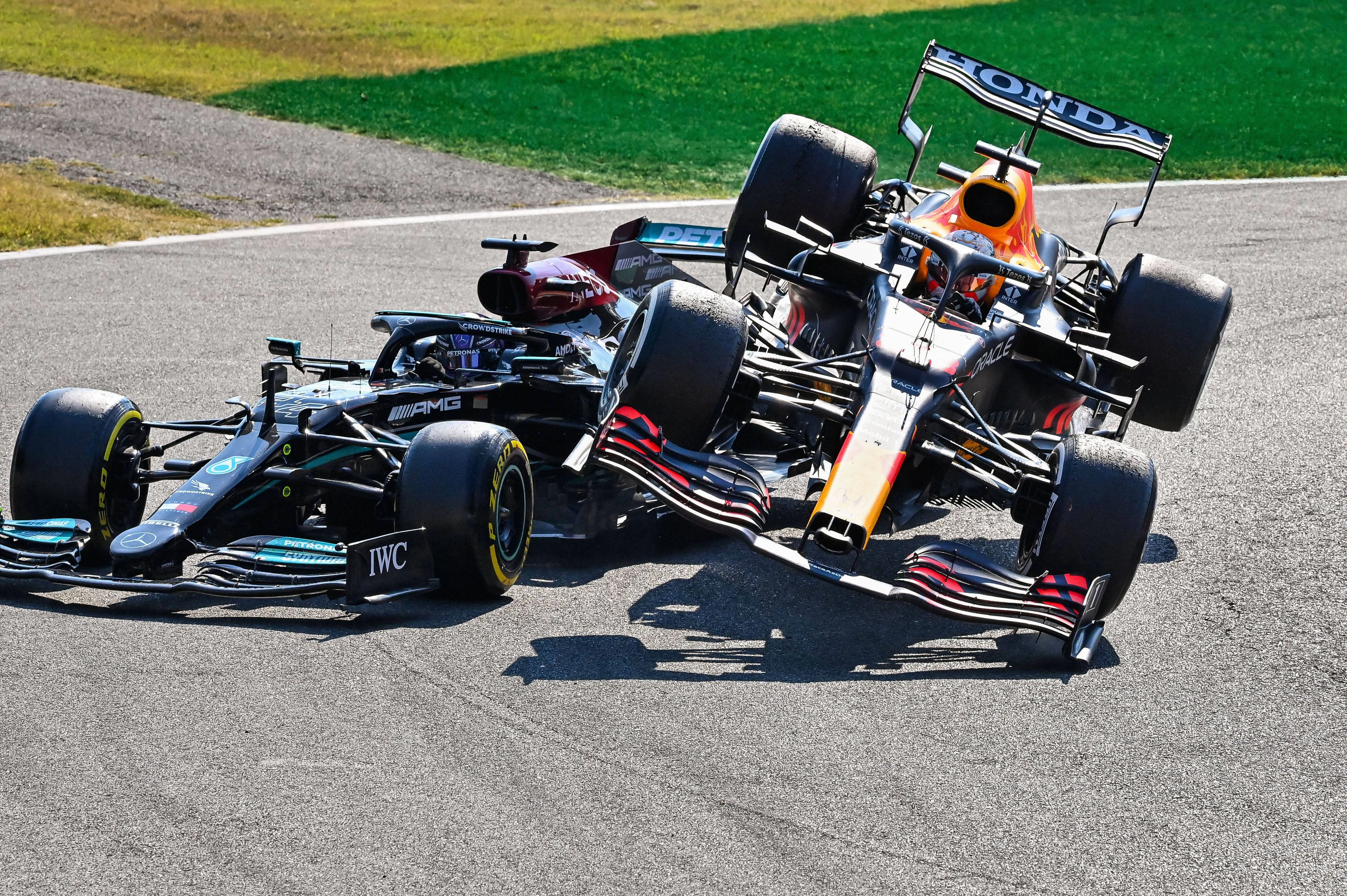 Max Verstappen und Lewis Hamilton crashen in Monza. 