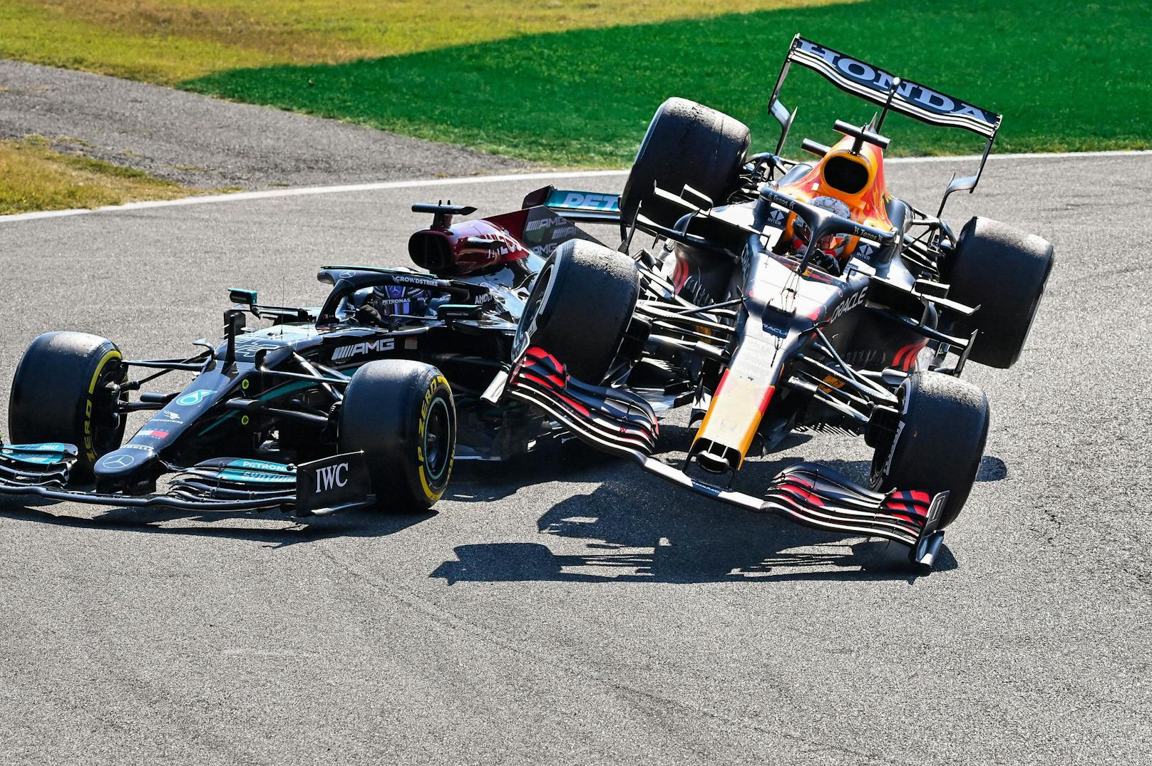 Max Verstappen und Lewis Hamilton crashen in Monza. 