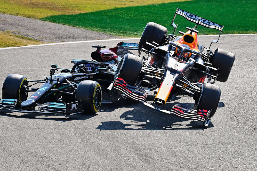 Max Verstappen und Lewis Hamilton crashen in Monza. 
