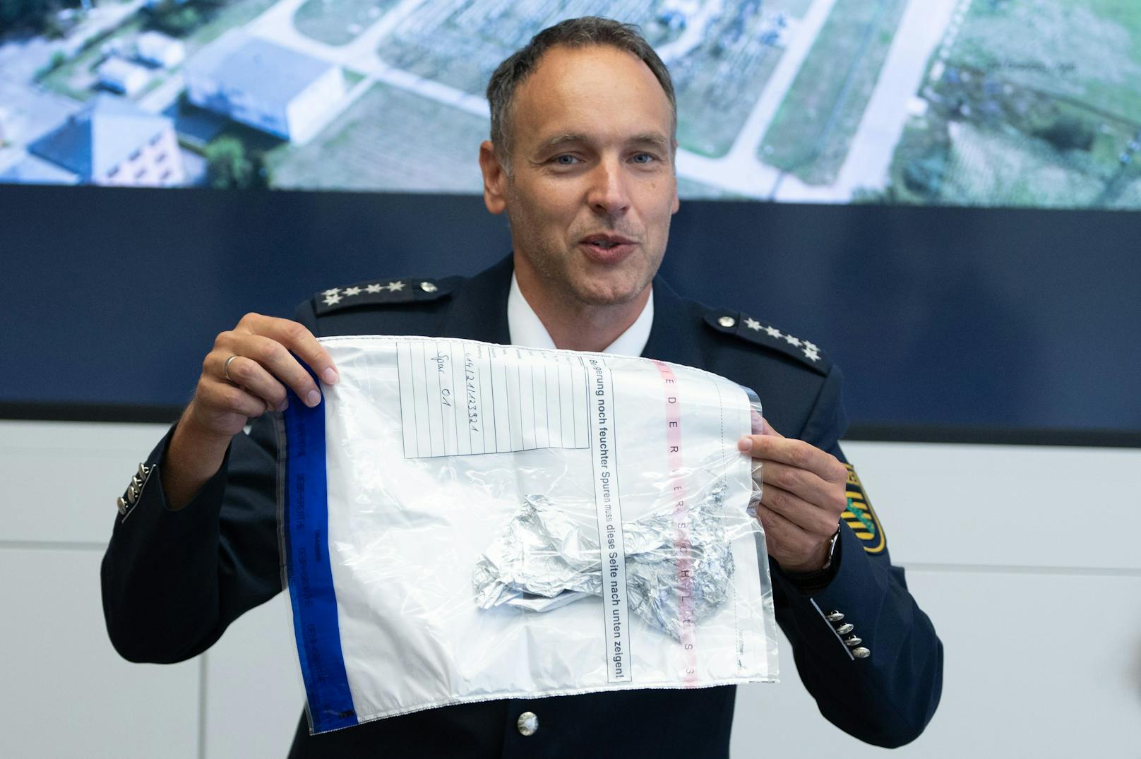 Polizeisprecher Thomas Geithner zeigt die verschmorten Überreste des Ballons.