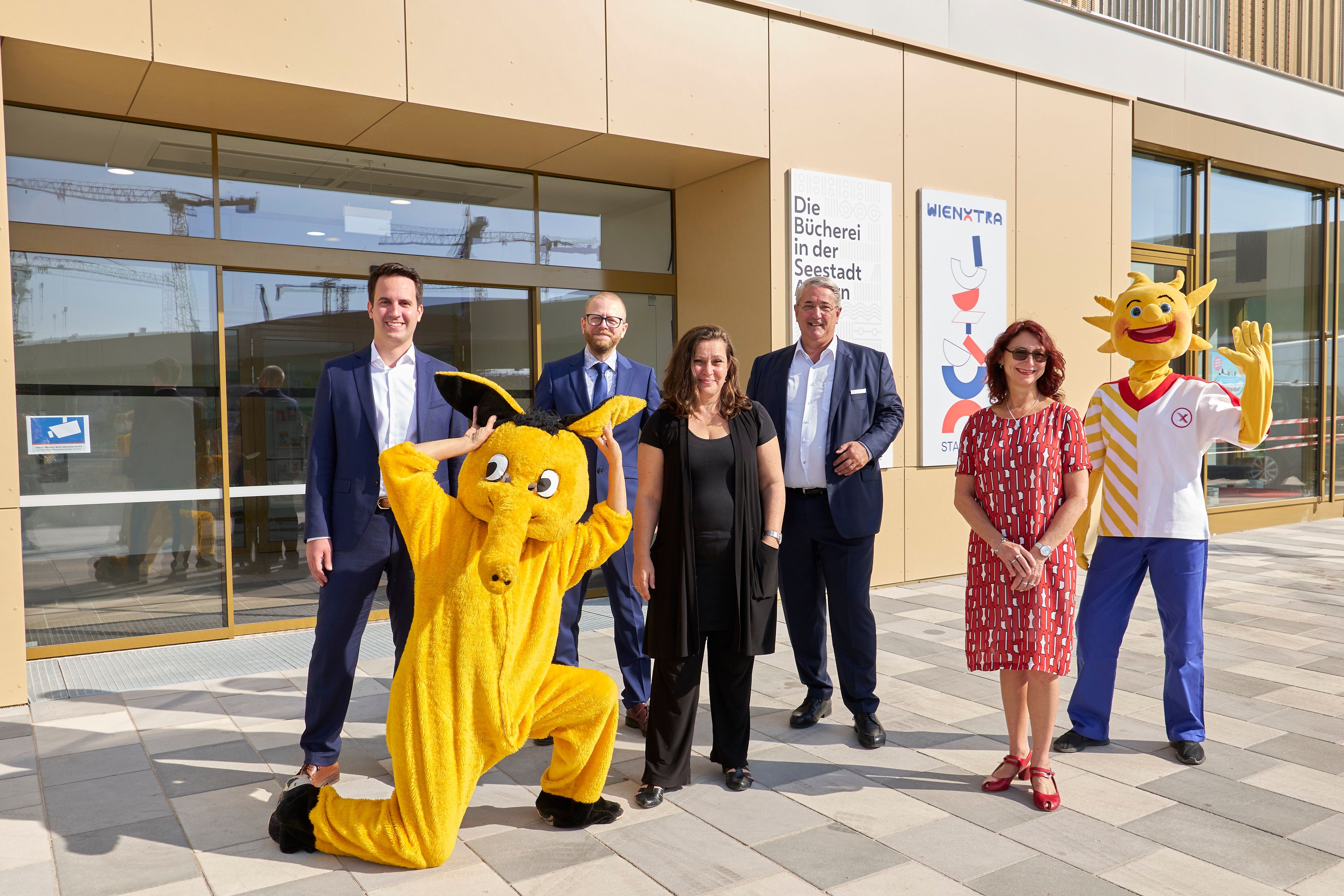 Eröffnung mit viel gelb: Neben (v.l.n.r.:) Vize-Stadtchef Christoph Wiederkehr (Neos)