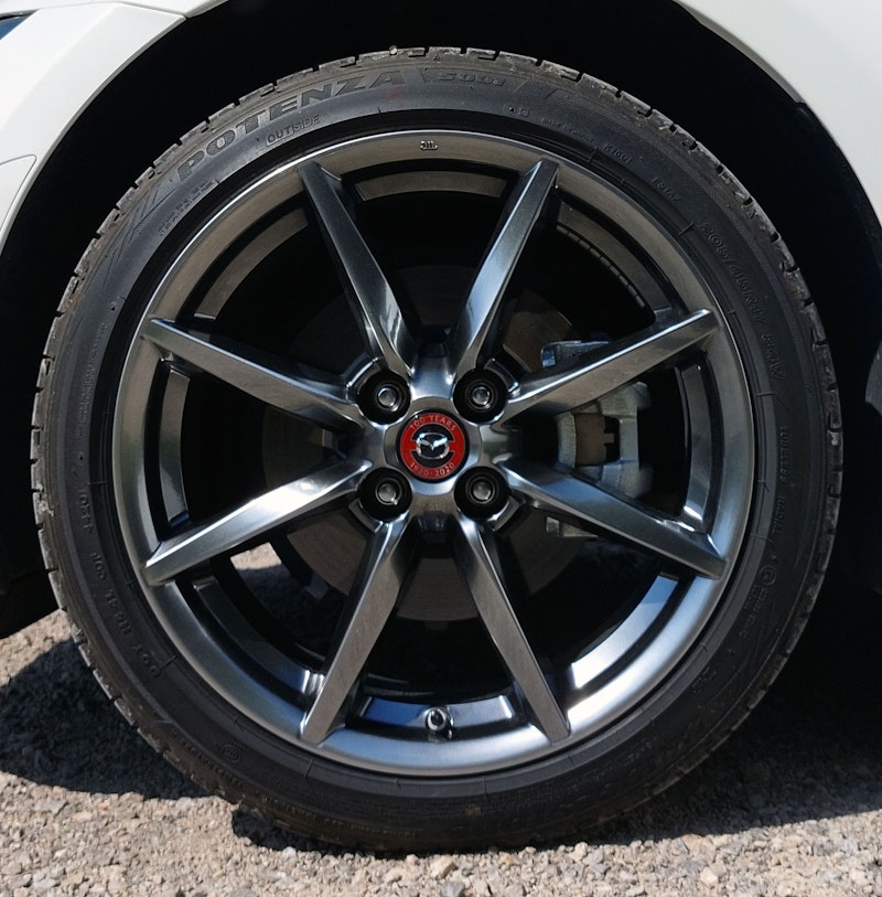 Das "100 Years"-Emblem auf den Felgen