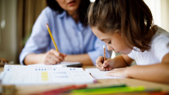Eltern, deren Kinder aus der Schule nach Hause in Quarantäne geschickt wurden, mussten bislang Pflegeurlaub beantragen.