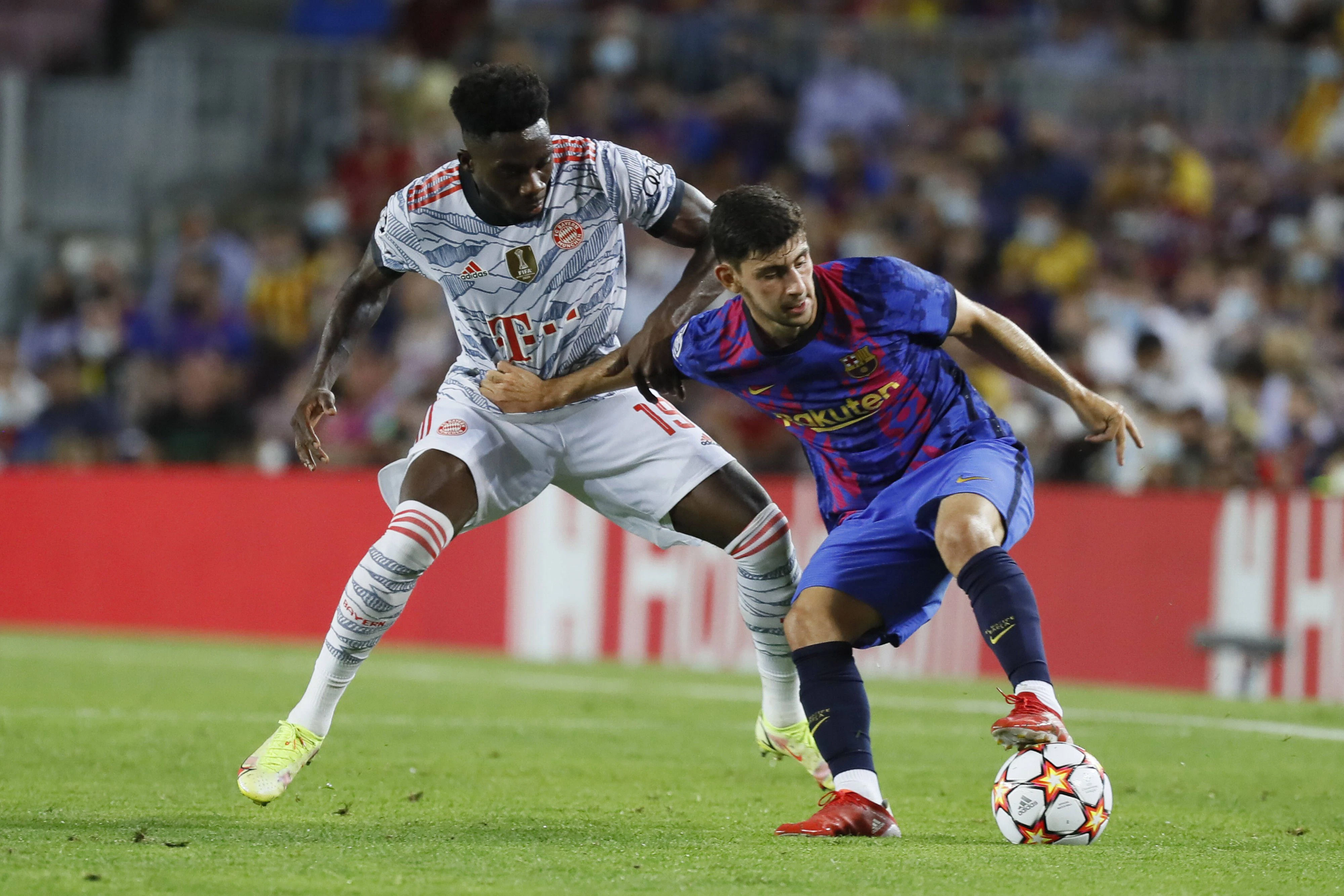 Yusuf Demir im Zweikampf mit Bayerns Alphonso Davies.