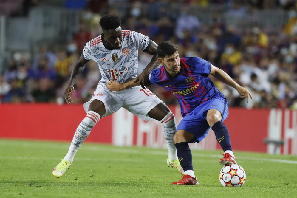 Yusuf Demir im Zweikampf mit Bayerns Alphonso Davies.