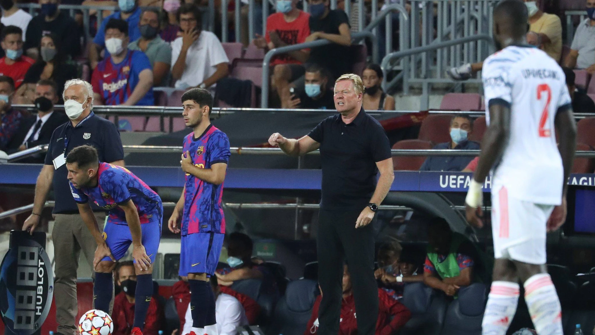 Ronald Koeman mit Yusuf Demir.