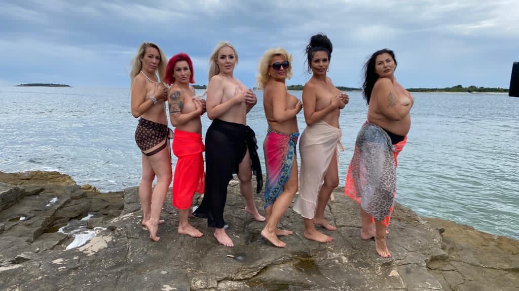 Barbara (ganz links) wurde von ihrer Chefin wegen diesem Foto entlassen! 