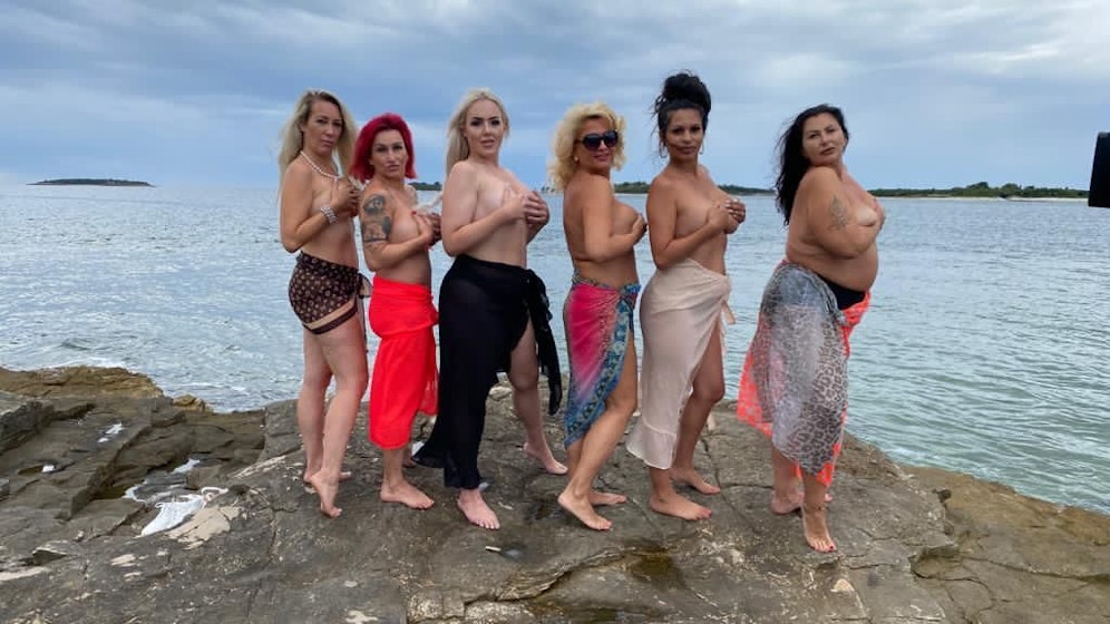 Barbara (ganz links) wurde von ihrer Chefin wegen diesem Foto entlassen!