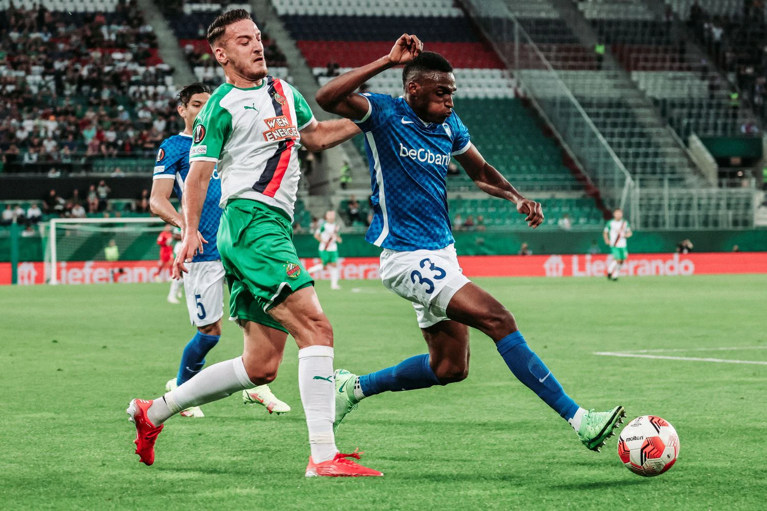 Jhon Lucumi ist vor Ercan Kara am Ball. 