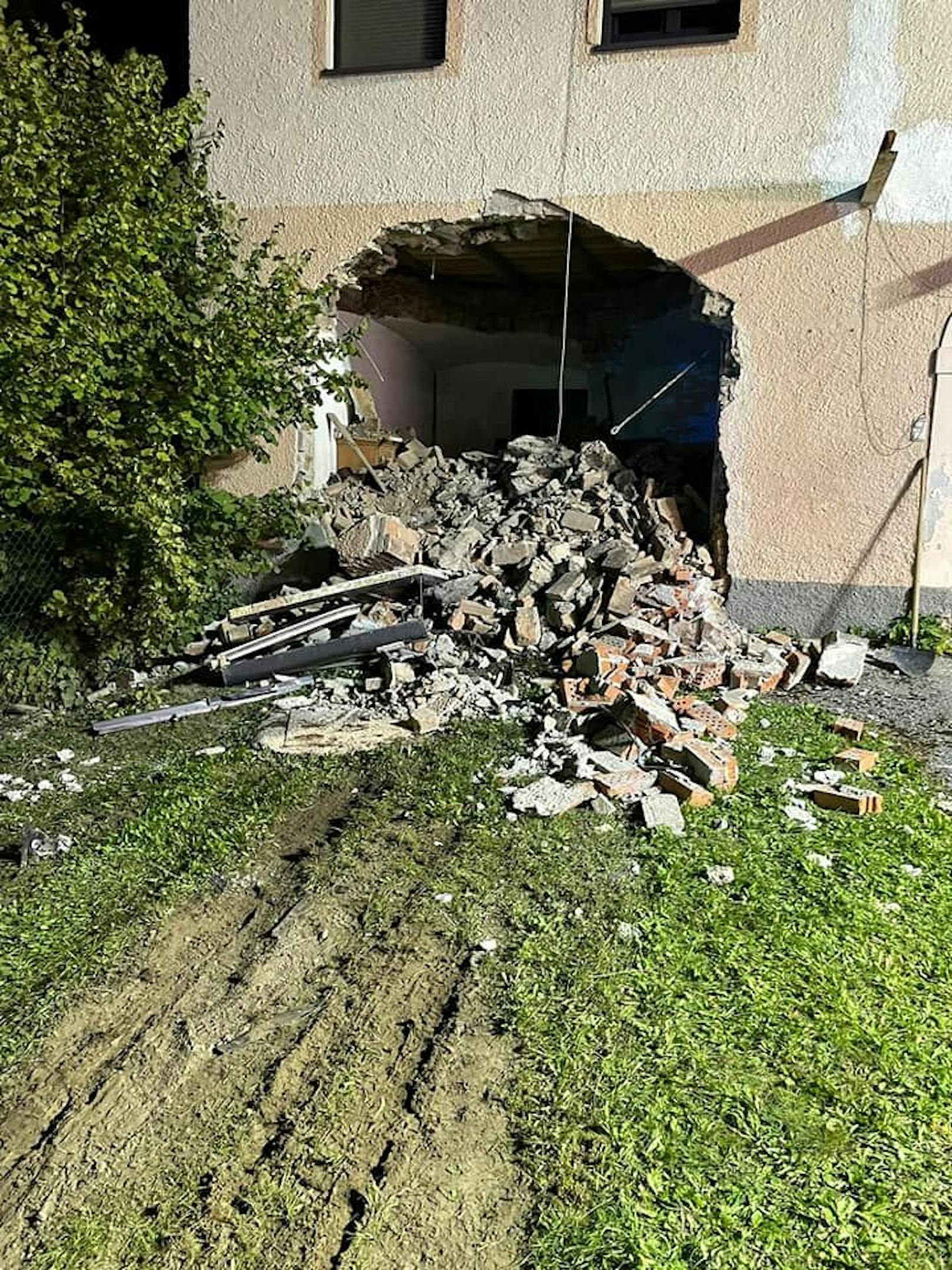 Spektakulärer Unfall in Rosegg! Ein 23-Jähriger donnerte gegen Mitternacht mit seinem BMW in ein Haus und riss dabei ein riesiges Loch in die Mauer.