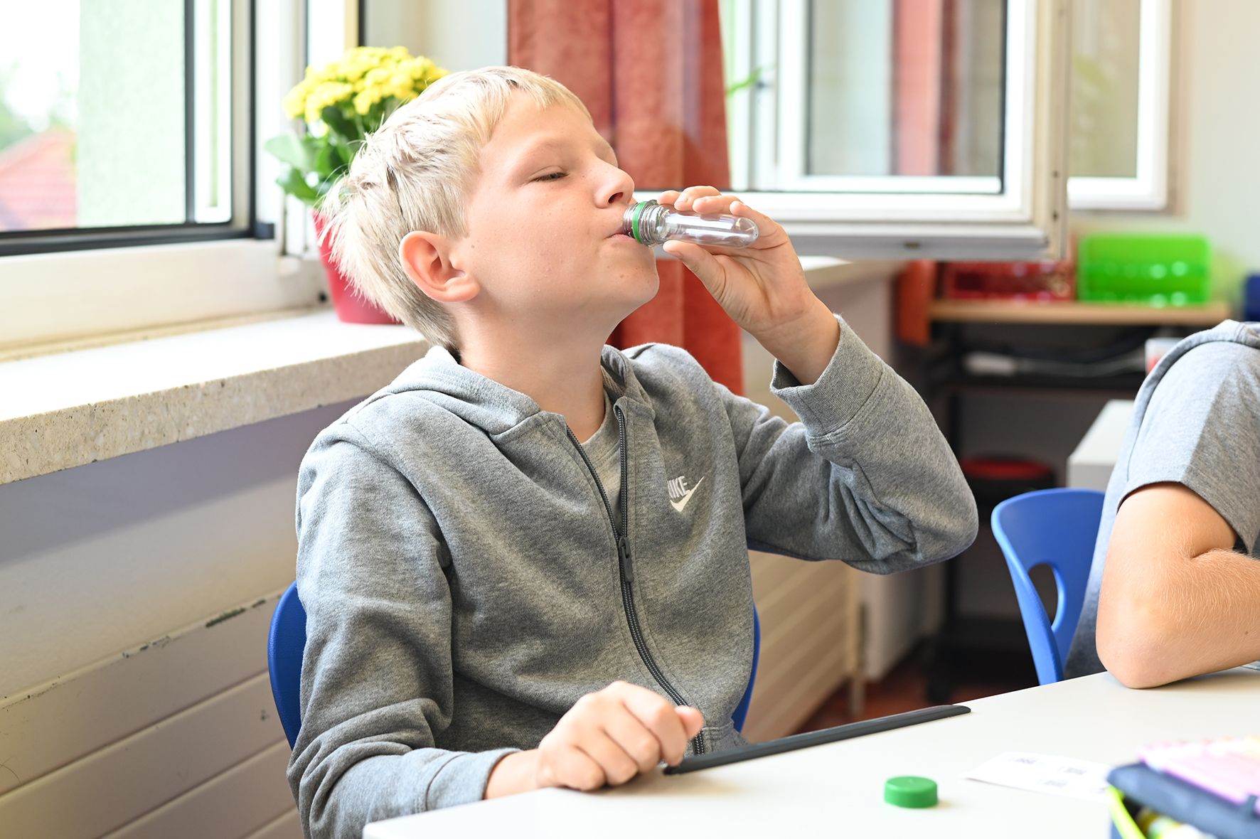 Download von www.picturedesk.com am 16.09.2021 (18:34).  15.09.2021 AUT, Schärding, Fototermin, Themenbild, In den Schulen kommen nun auch zusätzlich zu den Schnelltest einmal wöchentlich Gurgeltests zum Einsatz. Schüler und Schülerinnen der neuen Mittelschule Schärding machen den Schnelltest und Gurgeltest. im Bild Niklas (10)testet das erste Mal die Kochsalzlösung bei den Gurgeltests. Es schmeckt nicht sehr gut, die Schnelltests sind im lieber, aber der PCR Test ist genauer und deshalb ist auch das kein Problem für ihn dies einmal wöchentlich zu machen. PhotoCredit Johanna Schlosser - 20210915_PD13536 - Rechteinfo: Rights Managed (RM) Nur fÃ¼r redaktionelle Nutzung!