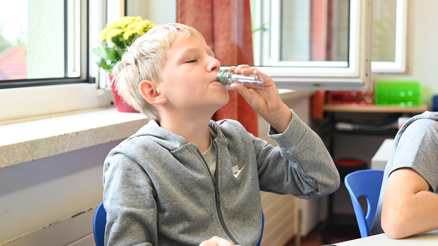 Download von www.picturedesk.com am 16.09.2021 (18:34).  15.09.2021 AUT, Schärding, Fototermin, Themenbild, In den Schulen kommen nun auch zusätzlich zu den Schnelltest einmal wöchentlich Gurgeltests zum Einsatz. Schüler und Schülerinnen der neuen Mittelschule Schärding machen den Schnelltest und Gurgeltest. im Bild Niklas (10)testet das erste Mal die Kochsalzlösung bei den Gurgeltests. Es schmeckt nicht sehr gut, die Schnelltests sind im lieber, aber der PCR Test ist genauer und deshalb ist auch das kein Problem für ihn dies einmal wöchentlich zu machen. PhotoCredit Johanna Schlosser - 20210915_PD13536 - Rechteinfo: Rights Managed (RM) Nur fÃ¼r redaktionelle Nutzung!