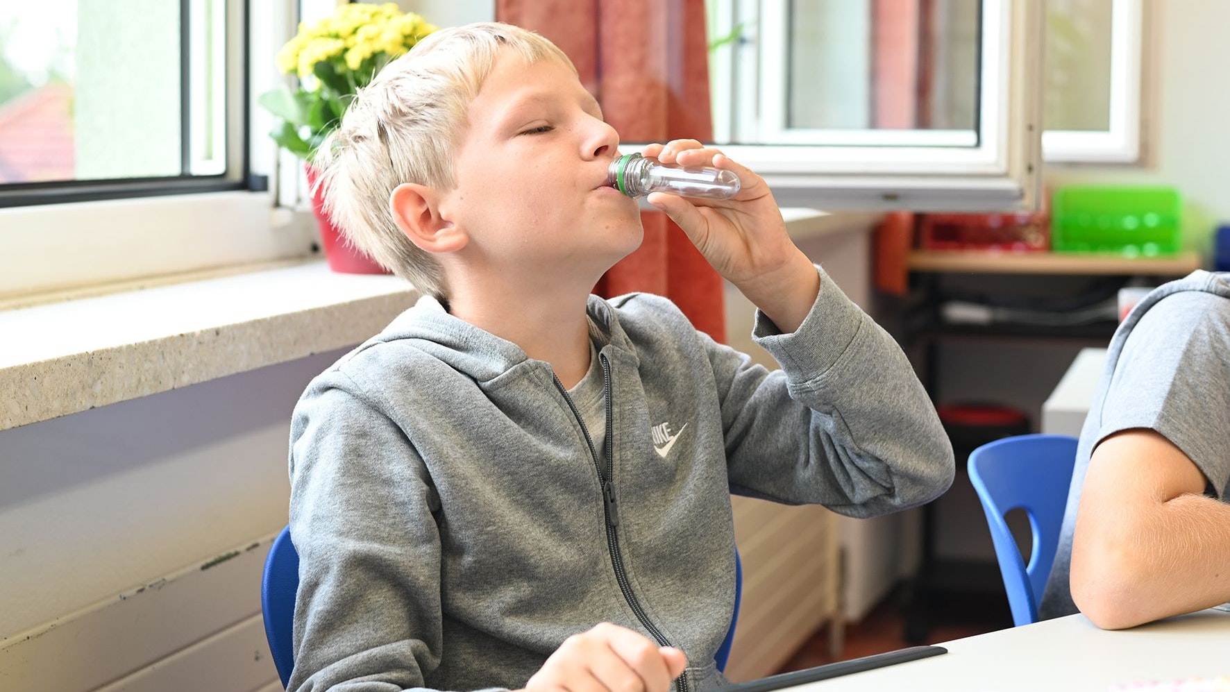 Download von www.picturedesk.com am 16.09.2021 (18:34).  15.09.2021 AUT, Schärding, Fototermin, Themenbild, In den Schulen kommen nun auch zusätzlich zu den Schnelltest einmal wöchentlich Gurgeltests zum Einsatz. Schüler und Schülerinnen der neuen Mittelschule Schärding machen den Schnelltest und Gurgeltest. im Bild Niklas (10)testet das erste Mal die Kochsalzlösung bei den Gurgeltests. Es schmeckt nicht sehr gut, die Schnelltests sind im lieber, aber der PCR Test ist genauer und deshalb ist auch das kein Problem für ihn dies einmal wöchentlich zu machen. PhotoCredit Johanna Schlosser - 20210915_PD13536 - Rechteinfo: Rights Managed (RM) Nur fÃ¼r redaktionelle Nutzung!