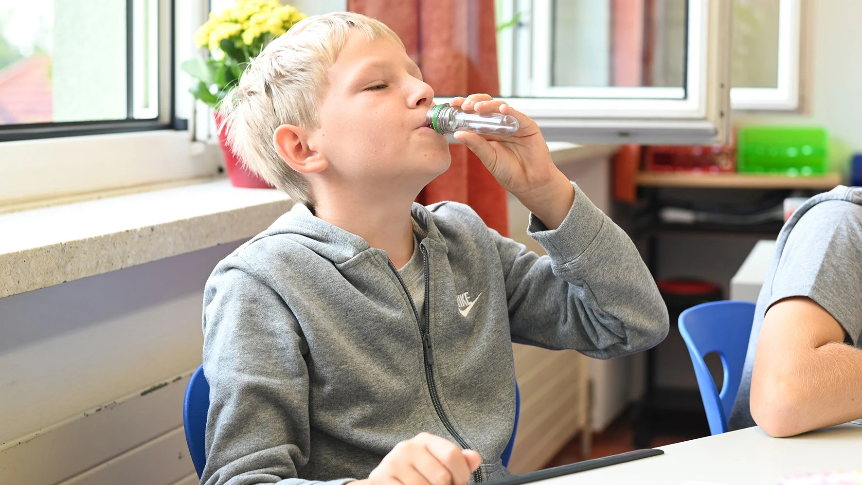 Download von www.picturedesk.com am 16.09.2021 (18:34).  15.09.2021 AUT, Schärding, Fototermin, Themenbild, In den Schulen kommen nun auch zusätzlich zu den Schnelltest einmal wöchentlich Gurgeltests zum Einsatz. Schüler und Schülerinnen der neuen Mittelschule Schärding machen den Schnelltest und Gurgeltest. im Bild Niklas (10)testet das erste Mal die Kochsalzlösung bei den Gurgeltests. Es schmeckt nicht sehr gut, die Schnelltests sind im lieber, aber der PCR Test ist genauer und deshalb ist auch das kein Problem für ihn dies einmal wöchentlich zu machen. PhotoCredit Johanna Schlosser - 20210915_PD13536 - Rechteinfo: Rights Managed (RM) Nur fÃ¼r redaktionelle Nutzung!