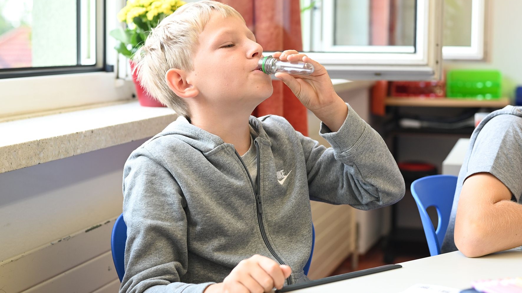 Download von www.picturedesk.com am 16.09.2021 (18:34).  15.09.2021 AUT, Schärding, Fototermin, Themenbild, In den Schulen kommen nun auch zusätzlich zu den Schnelltest einmal wöchentlich Gurgeltests zum Einsatz. Schüler und Schülerinnen der neuen Mittelschule Schärding machen den Schnelltest und Gurgeltest. im Bild Niklas (10)testet das erste Mal die Kochsalzlösung bei den Gurgeltests. Es schmeckt nicht sehr gut, die Schnelltests sind im lieber, aber der PCR Test ist genauer und deshalb ist auch das kein Problem für ihn dies einmal wöchentlich zu machen. PhotoCredit Johanna Schlosser - 20210915_PD13536 - Rechteinfo: Rights Managed (RM) Nur fÃ¼r redaktionelle Nutzung!