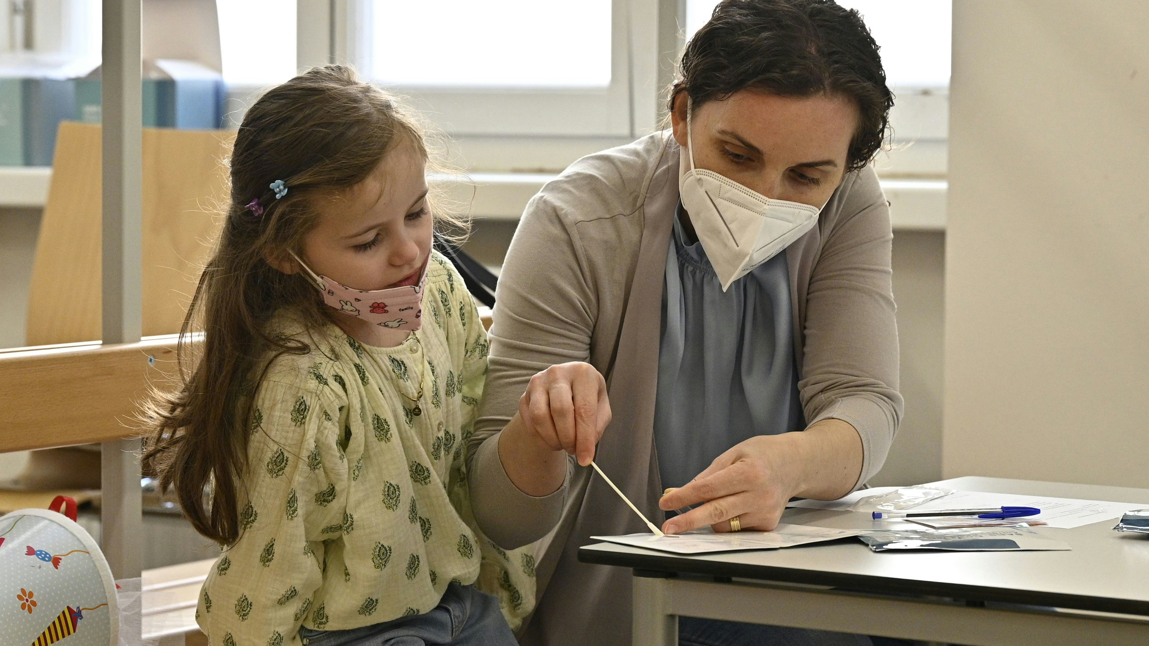 Download von www.picturedesk.com am 16.09.2021 (14:49).  ABD0008_20210906 - WIEN - ÖSTERREICH: Schulkinder der ersten Klasse in der Volksschule Waltergasse beim Coronatesten am Montag 06. September 2021 in Wien. - FOTO: APA/HANS PUNZ - 20210906_PD0983 - Rechteinfo: Rights Managed (RM)