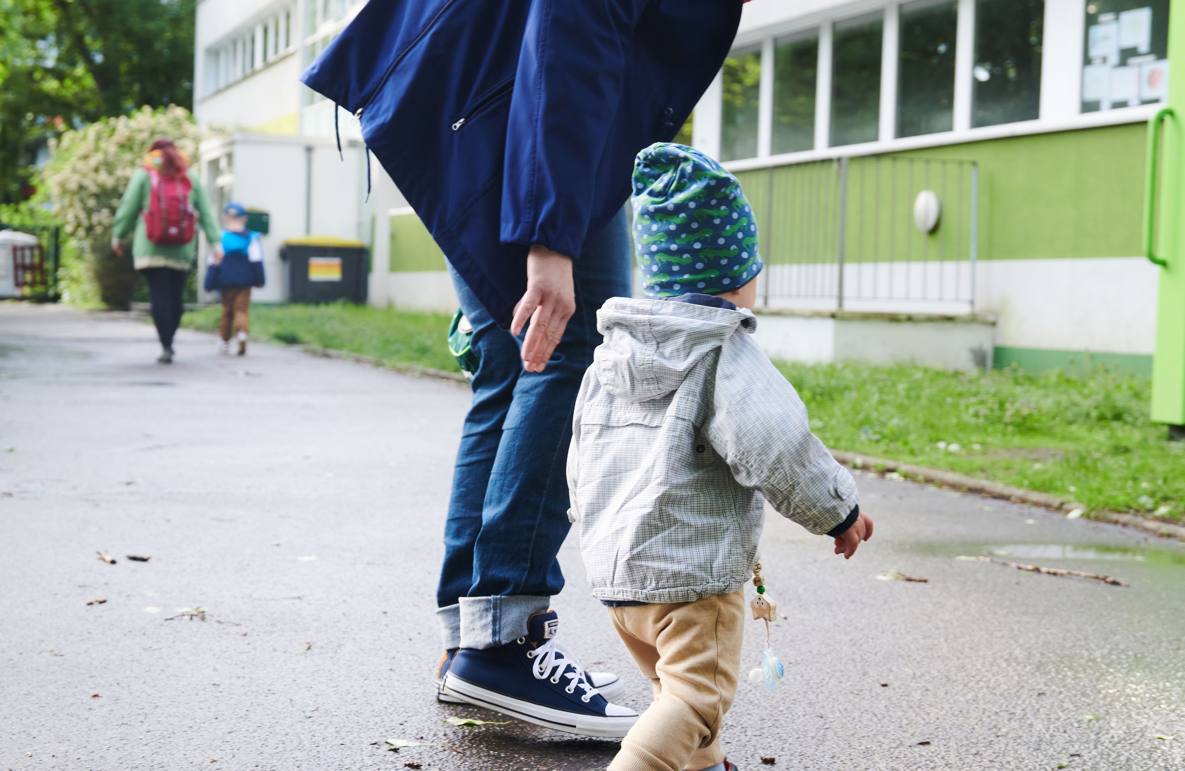 Download von www.picturedesk.com am 16.09.2021 (16:42).  17 May 2021, Berlin: A child and its mother walk to the entrance of a daycare center. Today, the limited regular operation for daycare centers starts again in Berlin. Photo: Annette Riedl/dpa - 20210517_PD1344 - Rechteinfo: Rights Managed (RM)