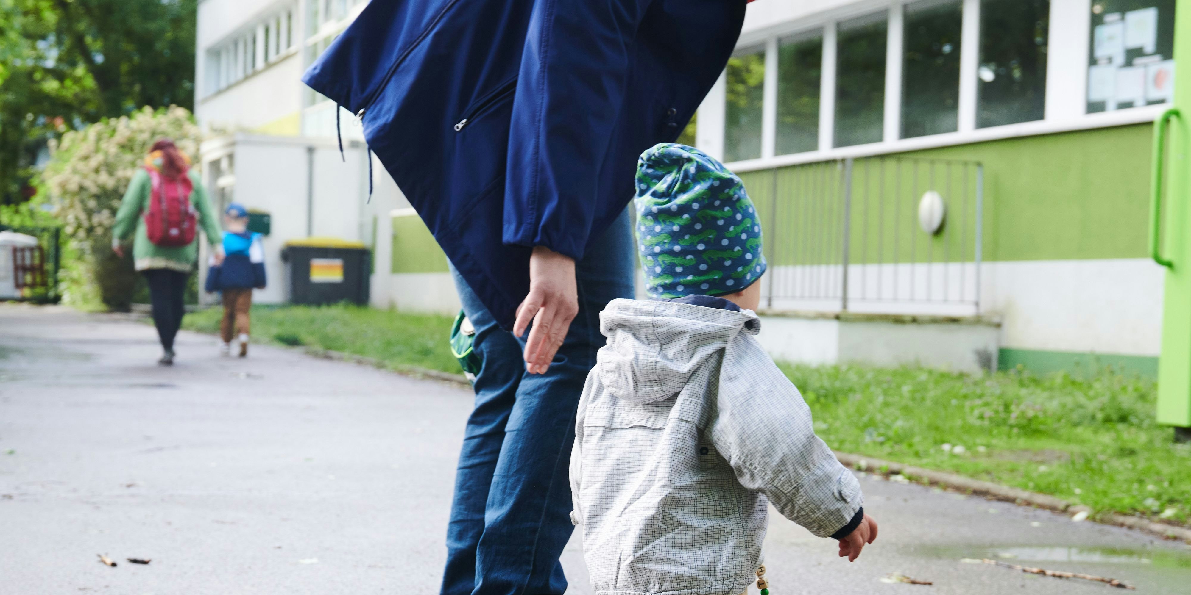 Download von www.picturedesk.com am 16.09.2021 (16:42).  17 May 2021, Berlin: A child and its mother walk to the entrance of a daycare center. Today, the limited regular operation for daycare centers starts again in Berlin. Photo: Annette Riedl/dpa - 20210517_PD1344 - Rechteinfo: Rights Managed (RM)
