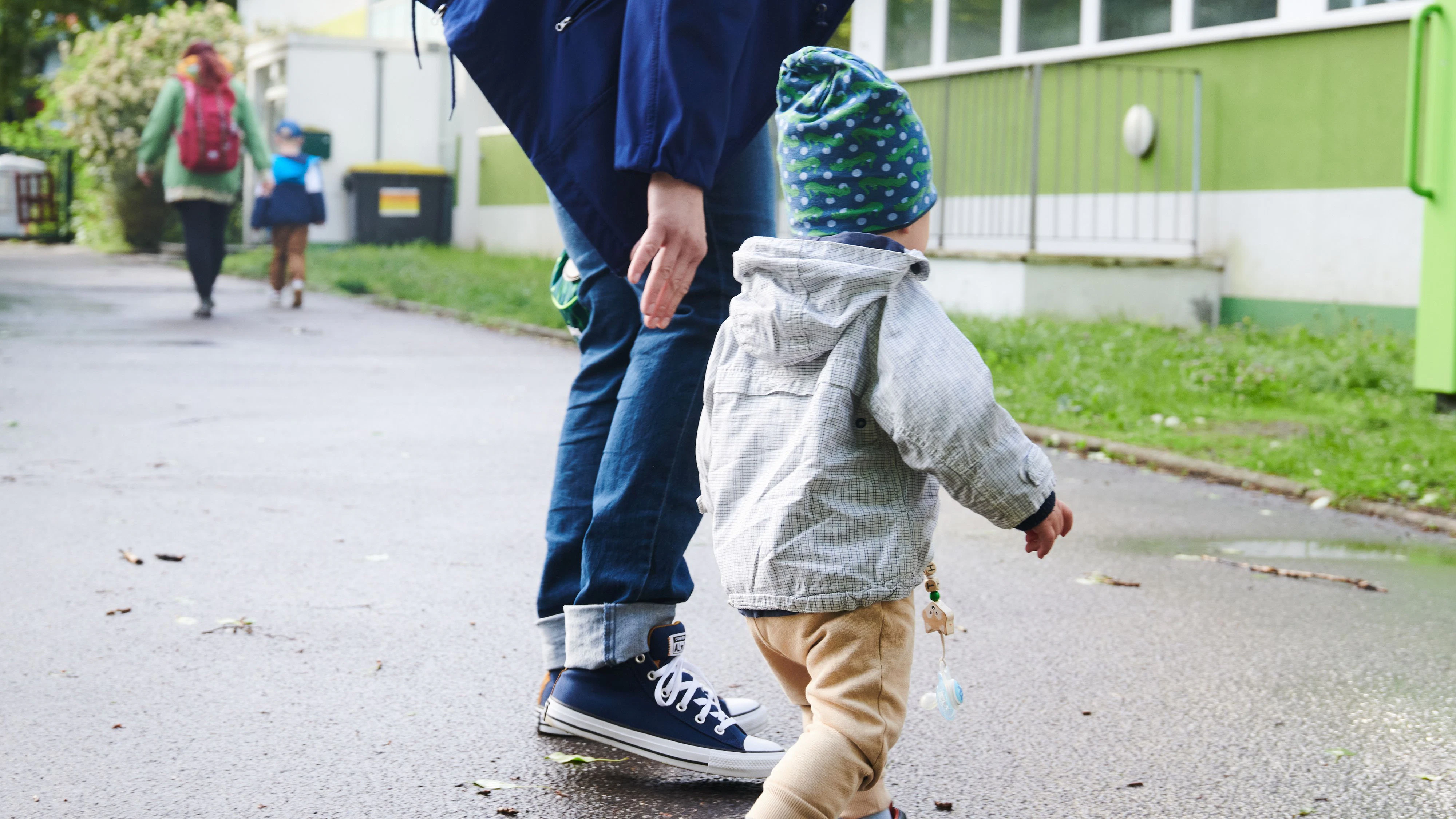 Download von www.picturedesk.com am 16.09.2021 (16:42).  17 May 2021, Berlin: A child and its mother walk to the entrance of a daycare center. Today, the limited regular operation for daycare centers starts again in Berlin. Photo: Annette Riedl/dpa - 20210517_PD1344 - Rechteinfo: Rights Managed (RM)