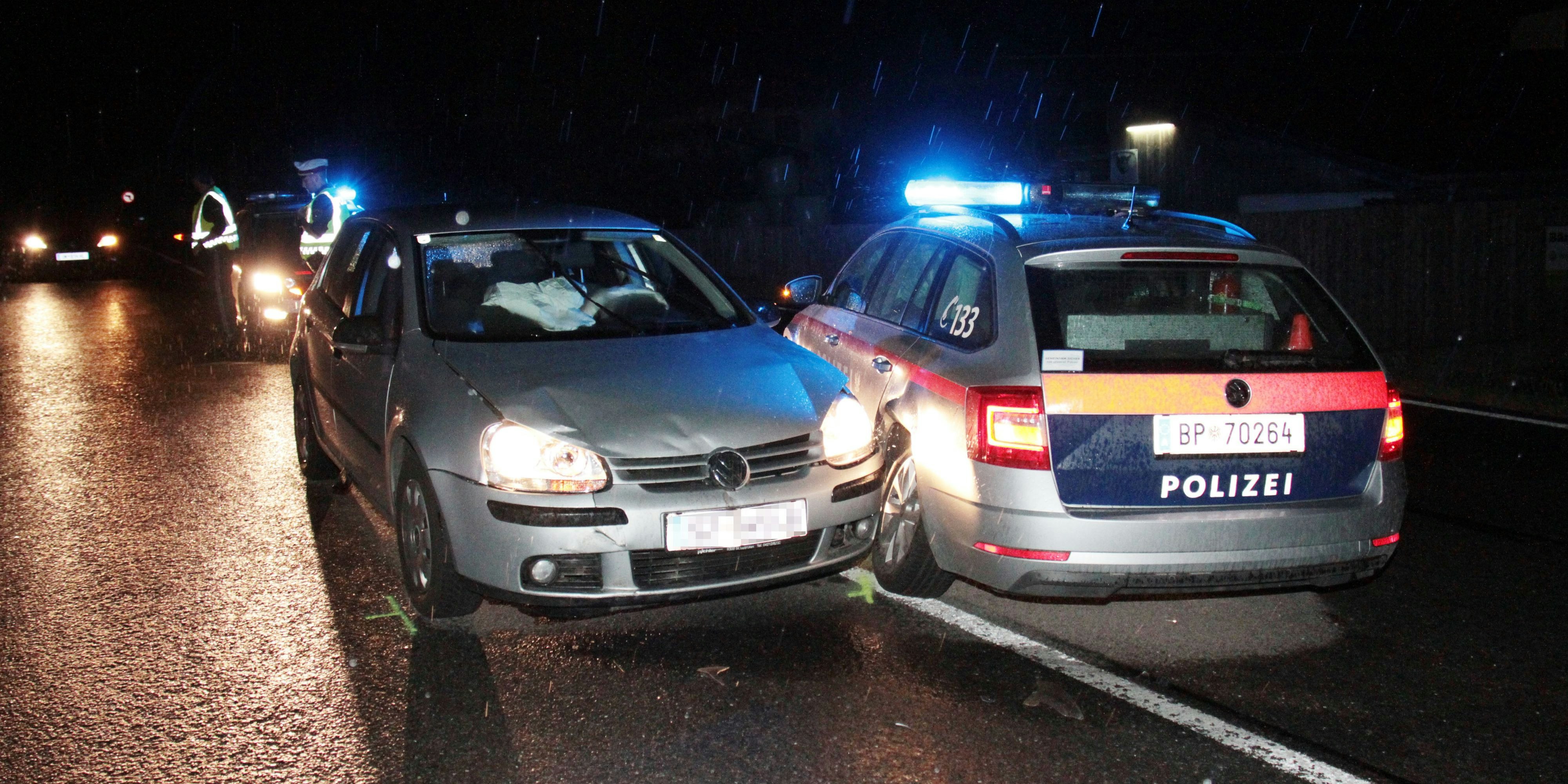 Der Lenker des Pkw verletzte sich an der Hand.