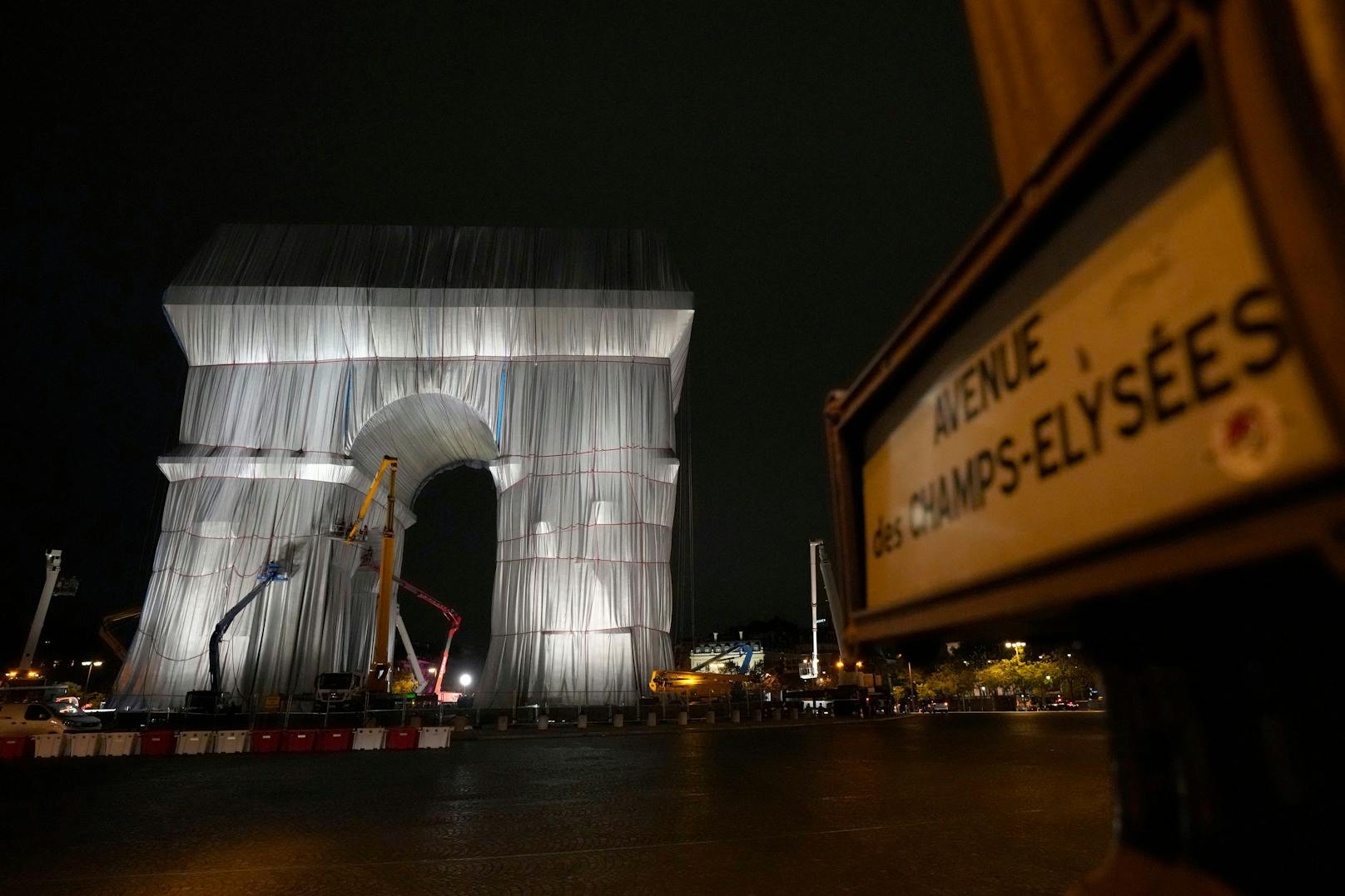 Der Triumphbogen wird heute Nachmittag von Präsident Macron eingeweiht