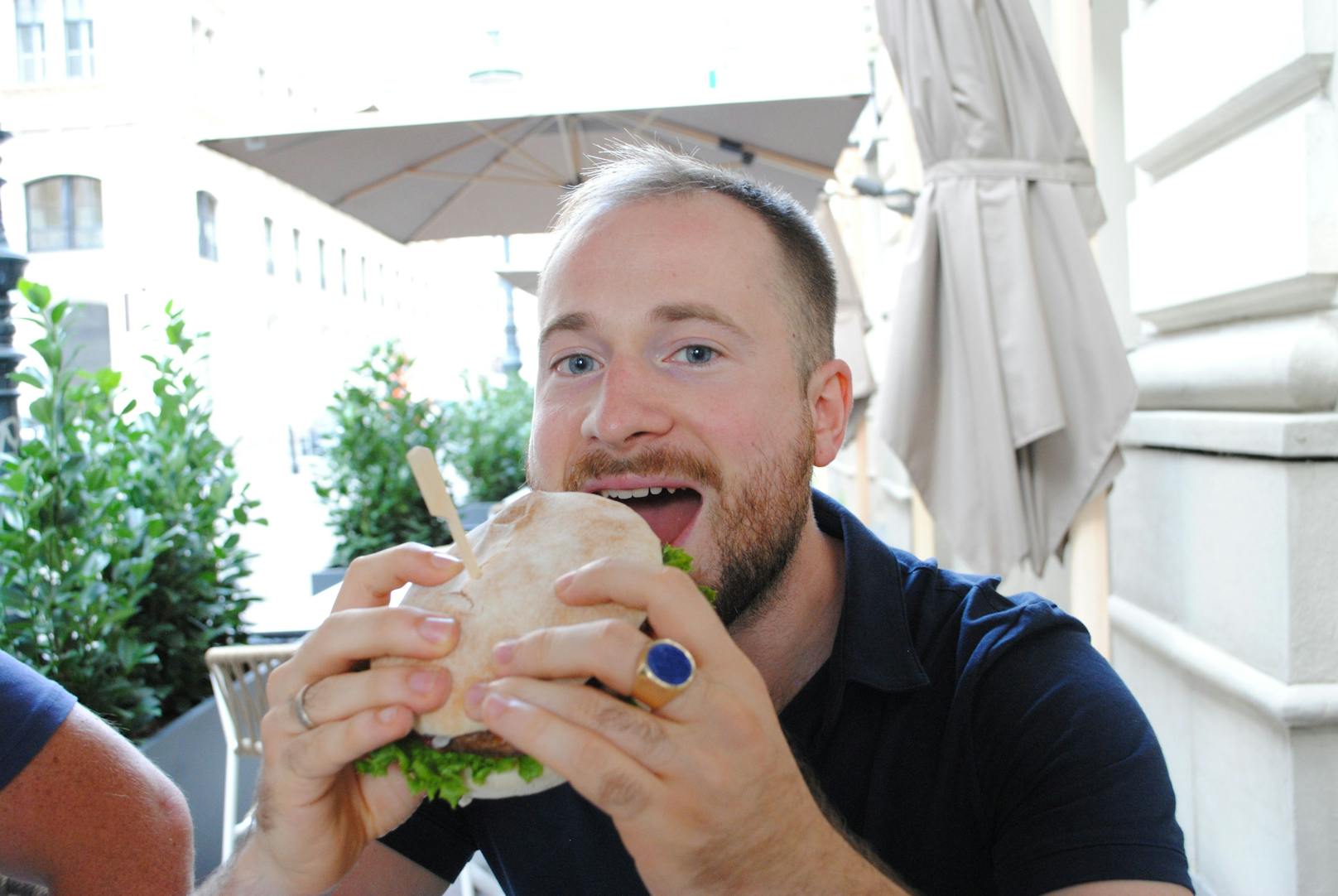 "Heute"-Reporter Christian Tomsits testete den neuen Burger.
