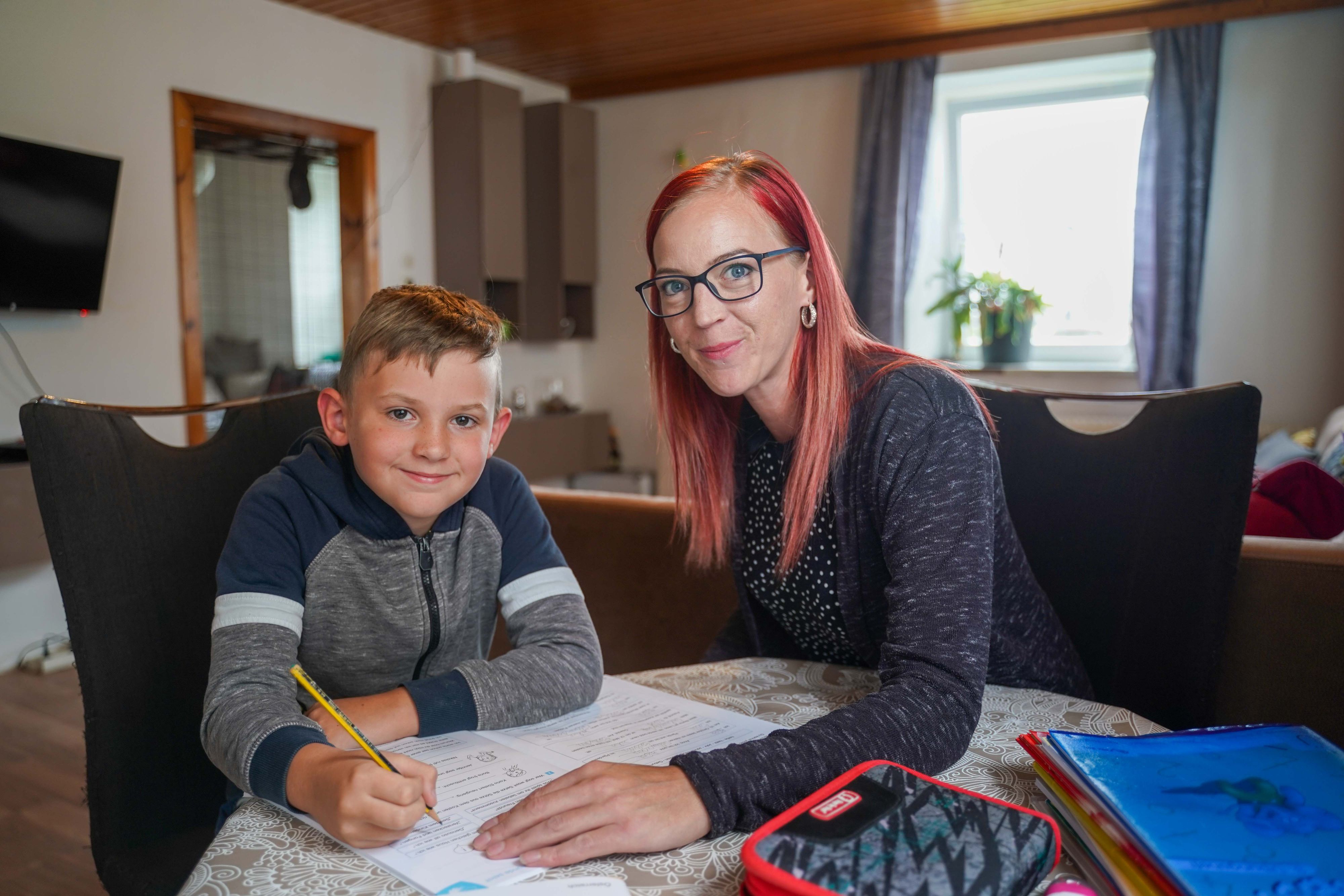 Sabrina Schickinger hat ihren Sohn Felix von der Schule abgemeldet, unterrichtet ihn von zu Hause aus.