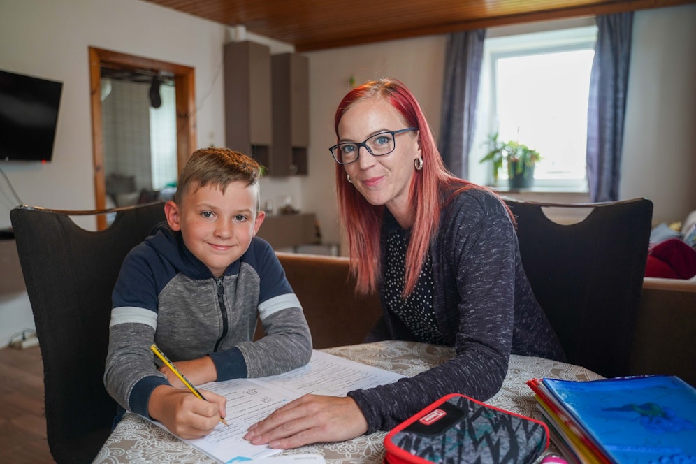 Sabrina Schickinger hat ihren Sohn Felix von der Schule abgemeldet, unterrichtet ihn von zu Hause aus.