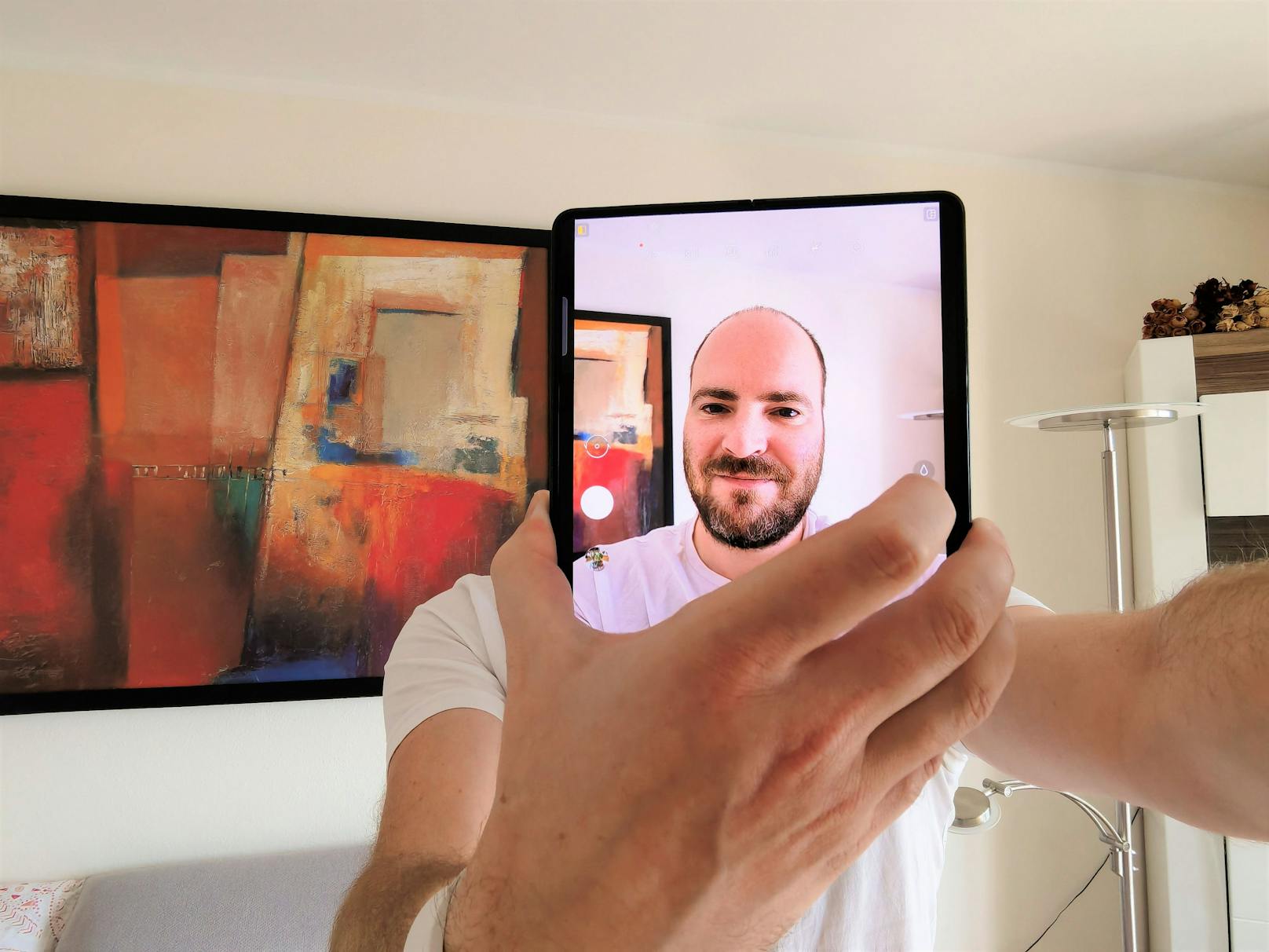 Das Kamerabild wird dann auf beiden Display gleichzeitig angezeigt und der Nutzer kann den Außenbildschirm als Kamera-Sucher verwenden. Das klappt mit etwas Fingerspitzengefühlt perfekt und liefert weit bessere Selfie-Bilder ab.
