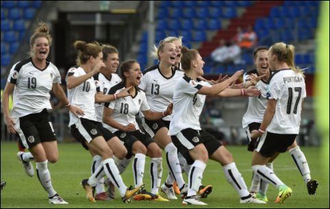 Auch für den Frauenfußball natürlich eine wichtige Einnahmequelle: Fan-Shirts.
