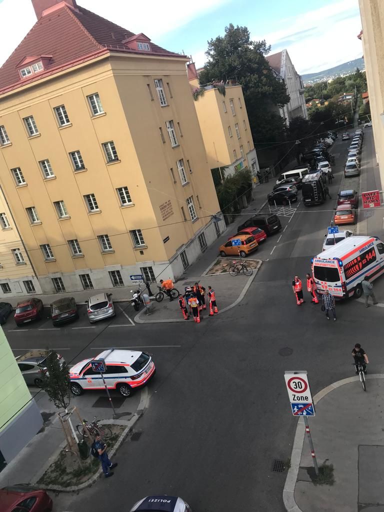 Die Einsatzkräfte in der Wurmsergasse.