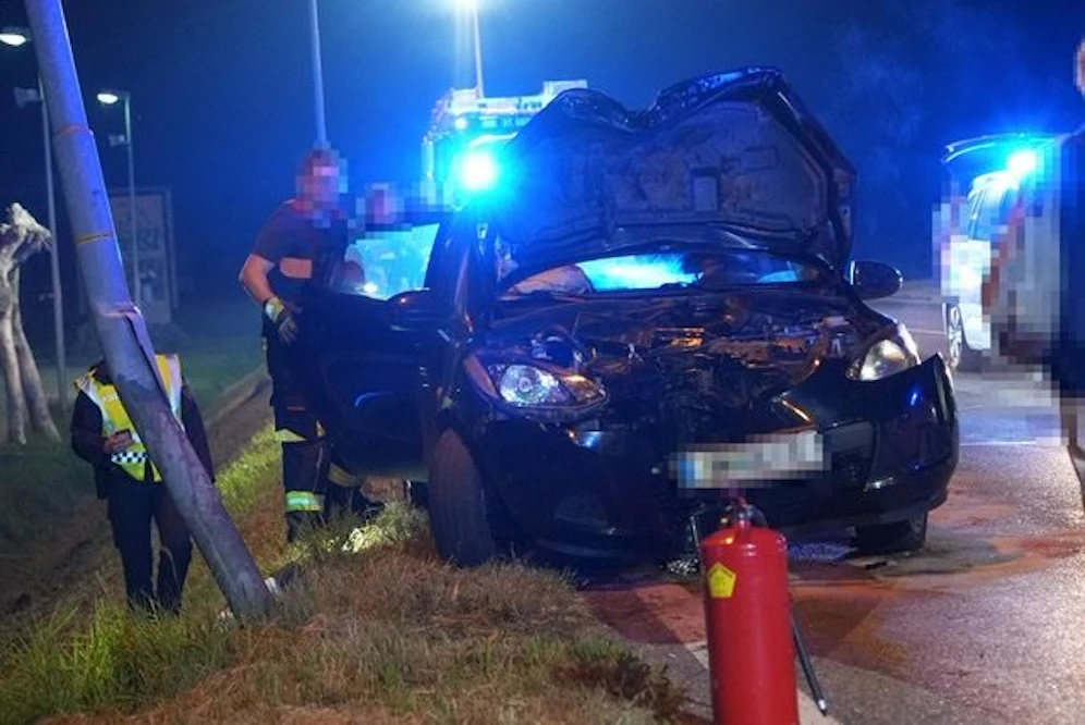 Das schwer beschädigte Auto.