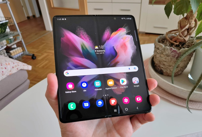 Es ist der neue Star am Smartphone-Himmel: das Samsung Galaxy Z Fold 3 5G. In der dritten Generation zeigt es sich als extrem stark ausgestattetes Smartphone, das in Sachen Falten nun äußerst robust wirkt...