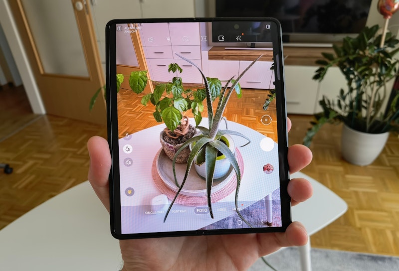 ...das Highend-Ausstattung bietet, sich supergenial bedienen lässt und vor allem der Konkurrenz zeigt, wohin die Reise bei den Smartphones gehen könnte. Einfach falttastisch!