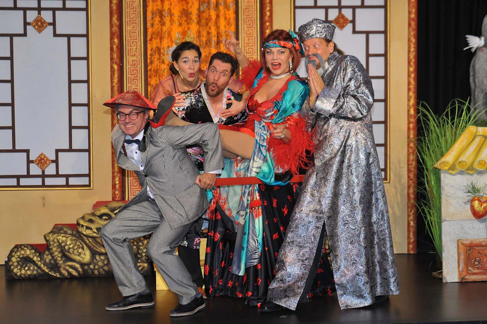 Turbulent, opulent und köstlich: Gewinne zwei Karten für das Dinner Theater CIN CI LÀ im Restaurant Schönbrunner Stöckl!