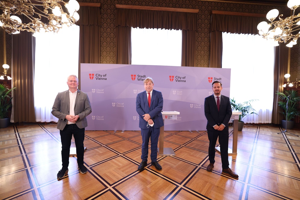 Die Stadt reformiert die Regeln für künftige Untersuchungskommissionen und Untersuchungsausschüsse. (v.l.n.r.:) Grünen-Klubchef David Ellensohn sowie die Transparenz-Sprecher von SPÖ, Kurt Stürzenbecher und Neos, Jörg Konrad, präsentierten heute die Eckpunkte.