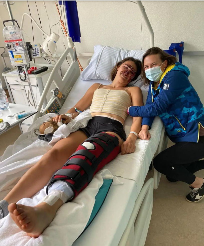 Alice Merryweather liegt nach ihrem Sturz mit schweren Verletzungen im Spital. Ihre US-Kollegin Torey Anderson unterstützt sie.