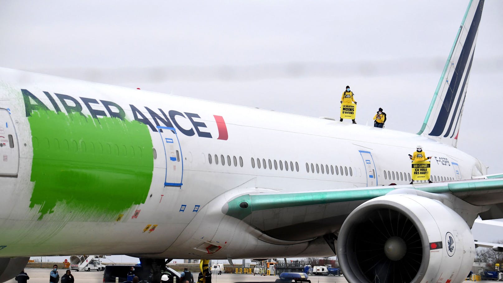 Greenpeace-Aktivisten am Flughafen Roissy-Charles de Gaulle (CDG), nördlich von Paris, prangern das Greenwashing im Flugverkehr an.