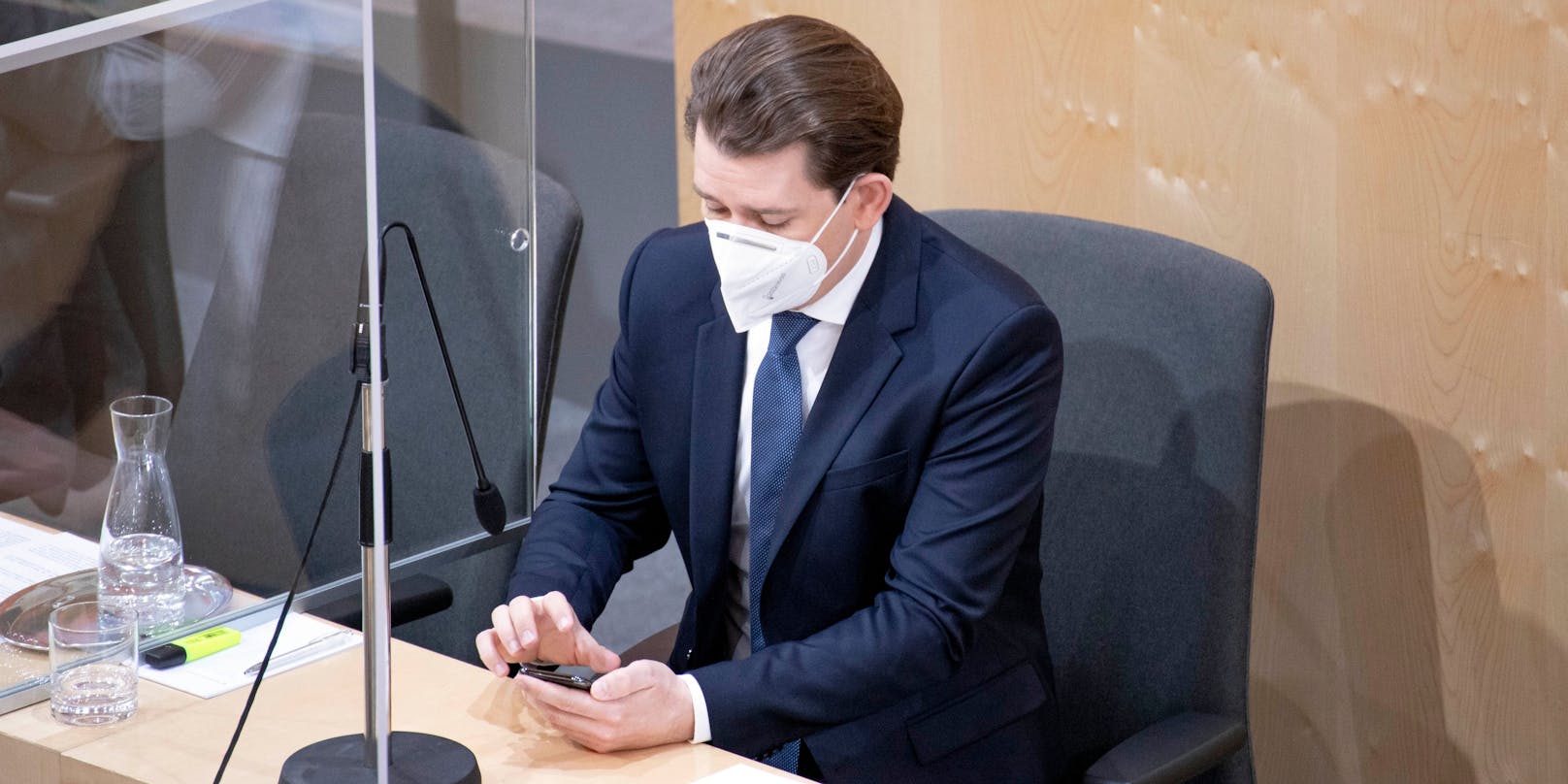 Bundeskanzler Sebastian Kurz (ÖVP), auch im Nationalrat gerne am Handy.