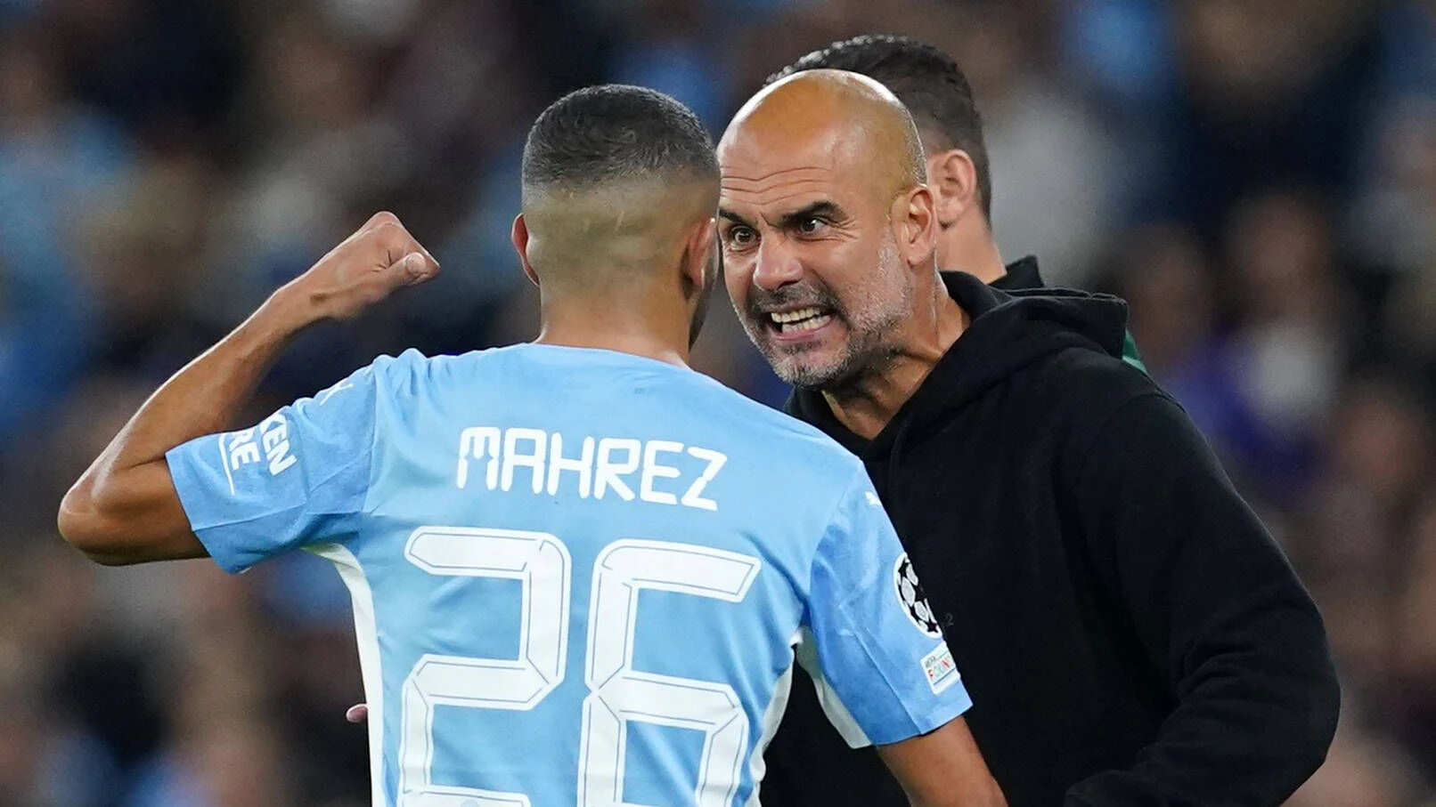Pep Guardiola geigt Rivad Mahrez die Meinung. 