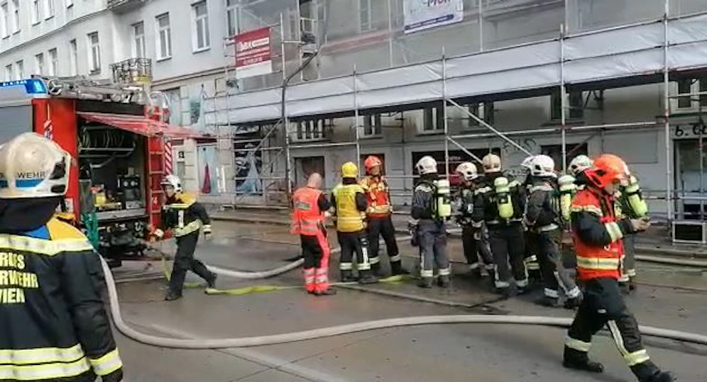 Die Löschaktion ist bereits in vollem Gange, doch quer durch Wien staut es sich indes.