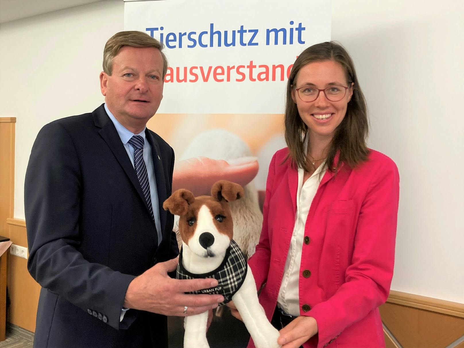 "Wuffzack - Kinder lernen den Umgang mit dem Hund": Landesrat Gottfried Waldhäusl und Lea Mirwald