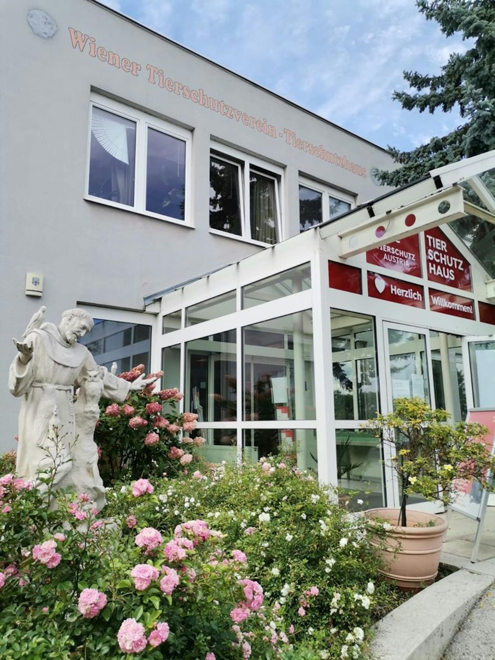 Seit mehreren Jahrzehnten schützt der Heilige Franz von Assisi das Tierschutzhaus des heutigen TSA in Vösendorf.