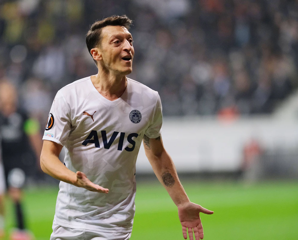 Mesut Özil bejubelt seinen Treffer. 