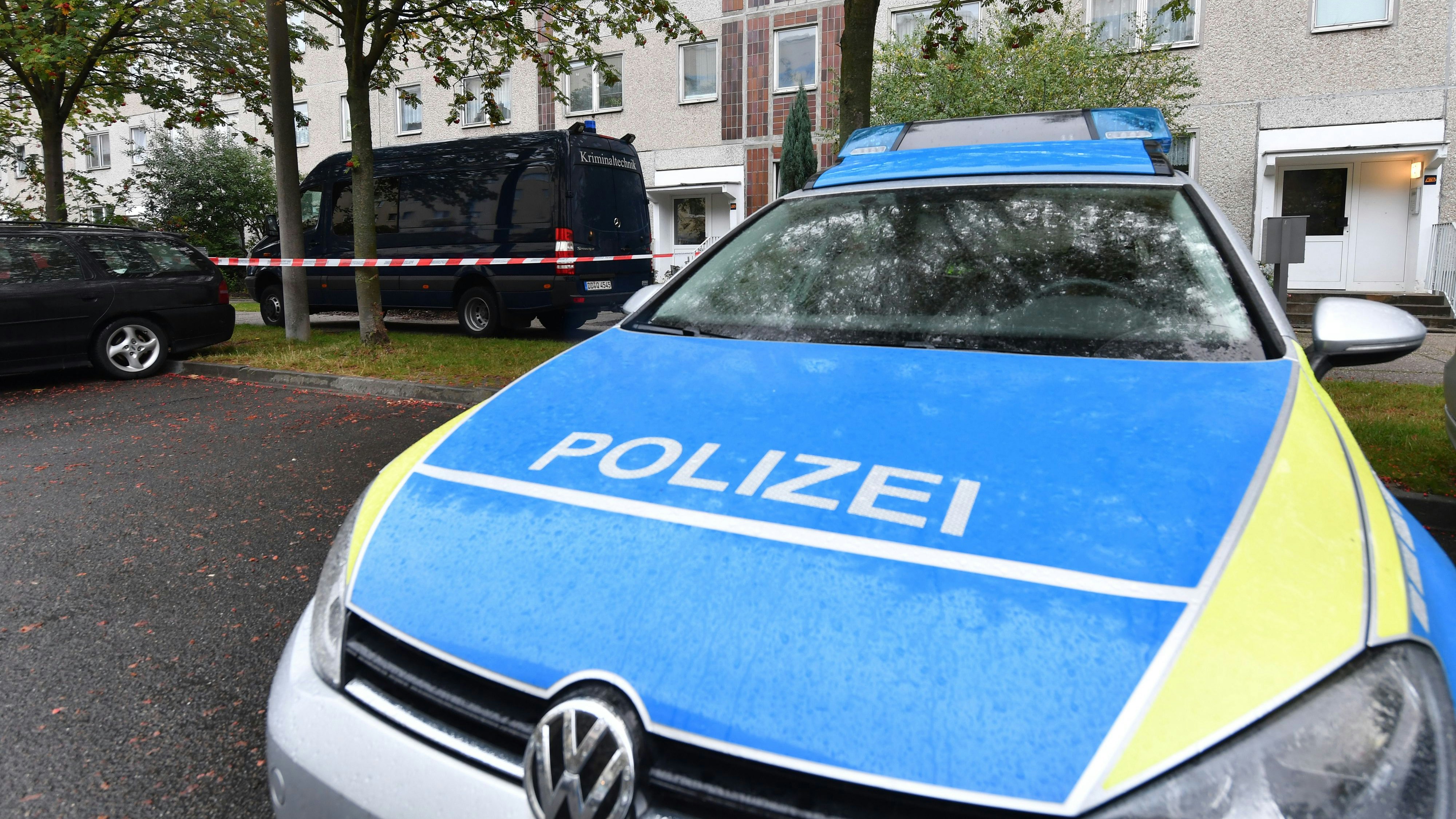 Download von www.picturedesk.com am 16.09.2021 (15:28).  A police barrier tape and a vehicle of a forensic team blocks off the entrance to an apartment in the Paunsdorf district of Leipzig, Germany, 10 October 2016. Two days after explosives were found in an apartment in Chemnitz, German police arrested a terror suspect, a Syrian national named Jaber al-Bakr, in Leipzig following a nationwide manhunt. Photo: Hendrik Schmidt/dpa - 20161010_PD0627 - Rechteinfo: Rights Managed (RM)
