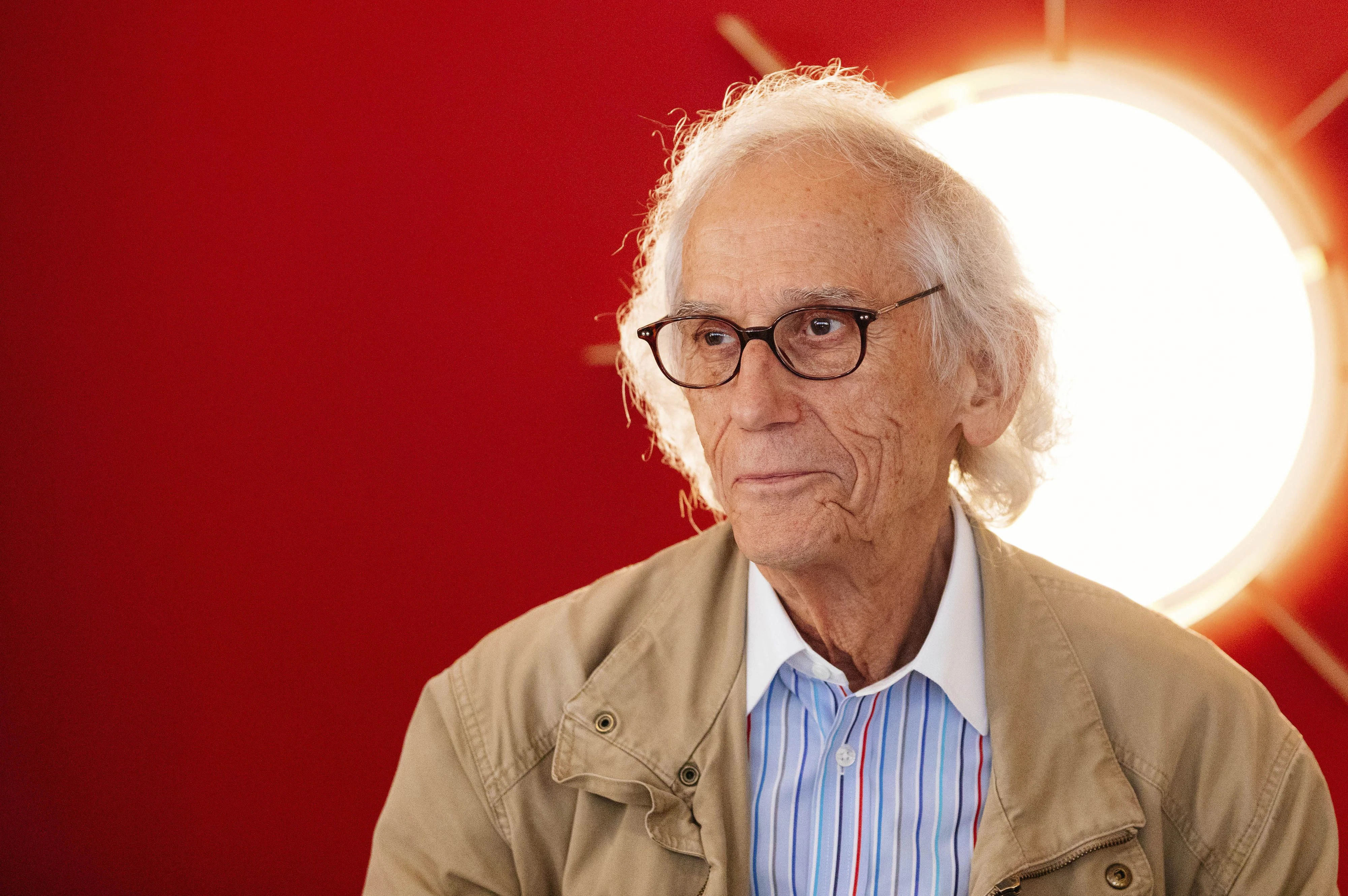 Christo erlebte die Verhüllung nicht mehr. Er starb im Mai 2020 im Alter von 84 Jahren.